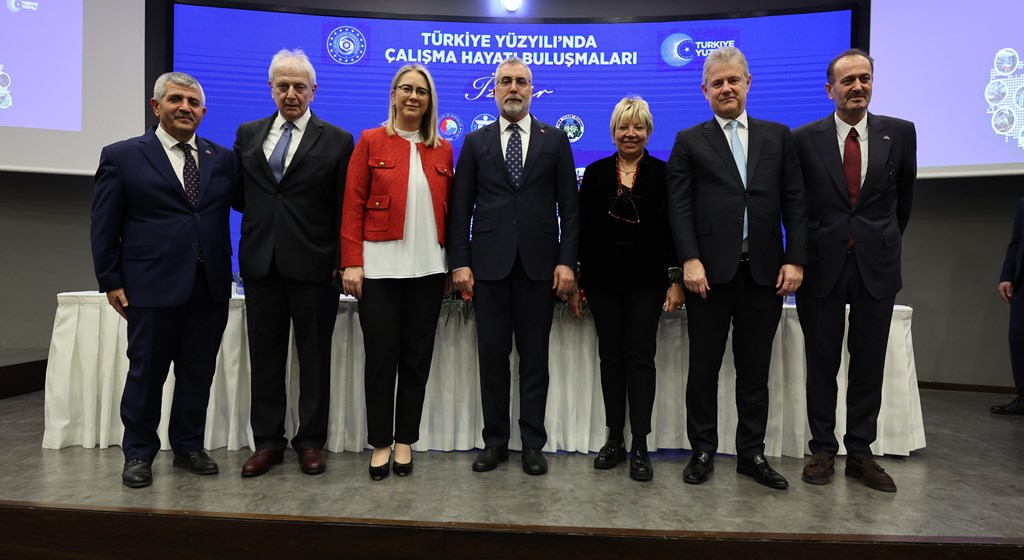 Çalışma ve Sosyal Güvenlik Bakanı Prof. Dr. Vedat Işıkhan, programlara katılmak ve çeşitlik temaslarda bulunmak üzere İzmir’e gitti.