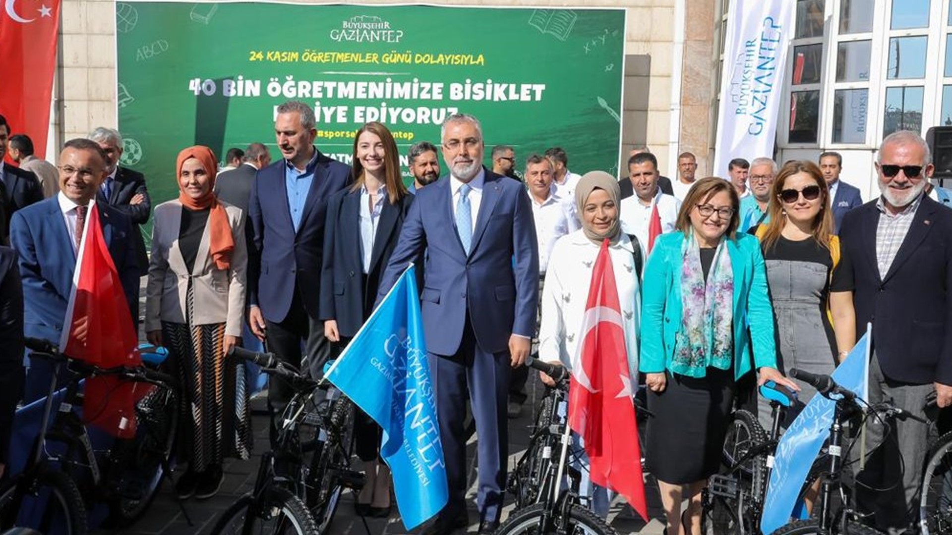 Çalışma ve Sosyal Güvenlik Bakanı Prof. Dr. Vedat Işıkhan, bir dizi ziyaretlerde bulunmak ve programlara katılmak üzere Gaziantep’e gitti.