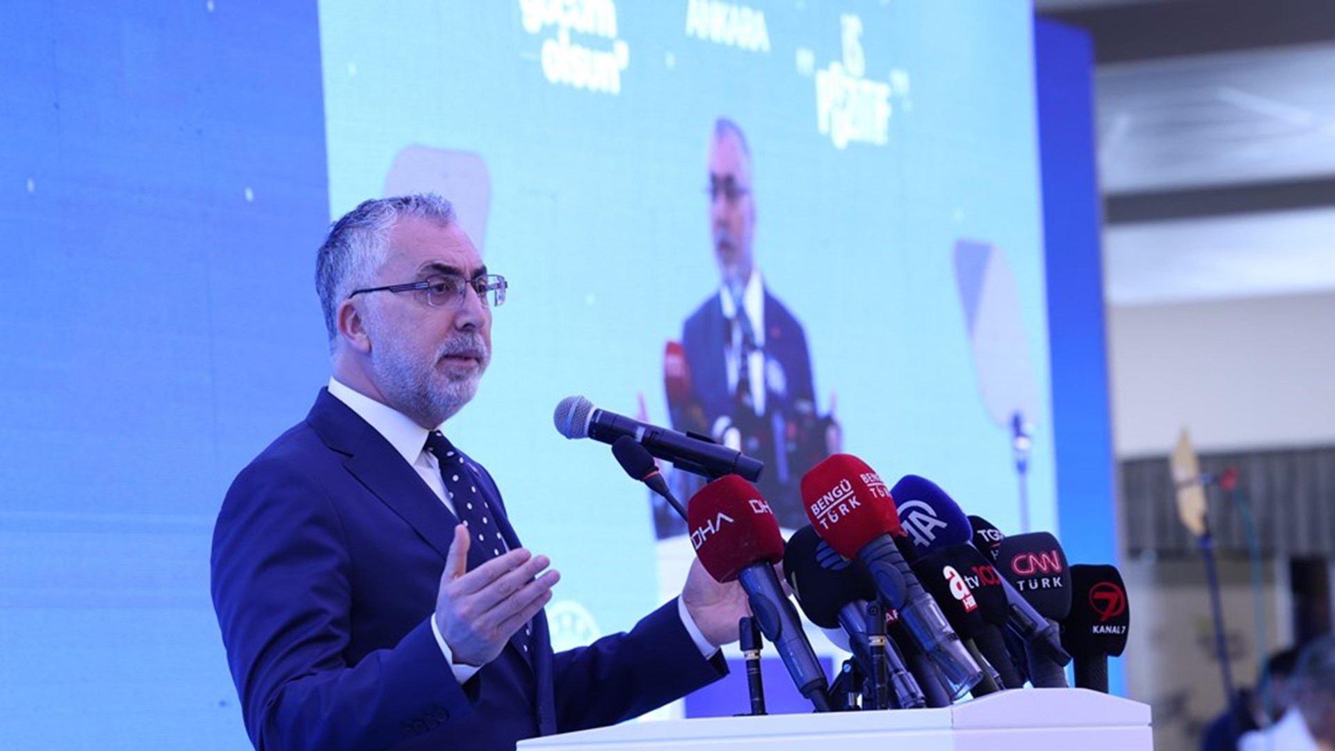 Çalışma ve Sosyal Güvenlik Bakanı Prof. Dr. Vedat Işıkhan, Ankara’da düzenlenen Milli Müdafaadan Milli Kalkınmaya Türkiye Yüzyılı’nın Kadınları “Kadın İstihdam Sistemi İş-Pozitif” Tanıtım Programı ve İstihdam Fuarı’na katıldı.