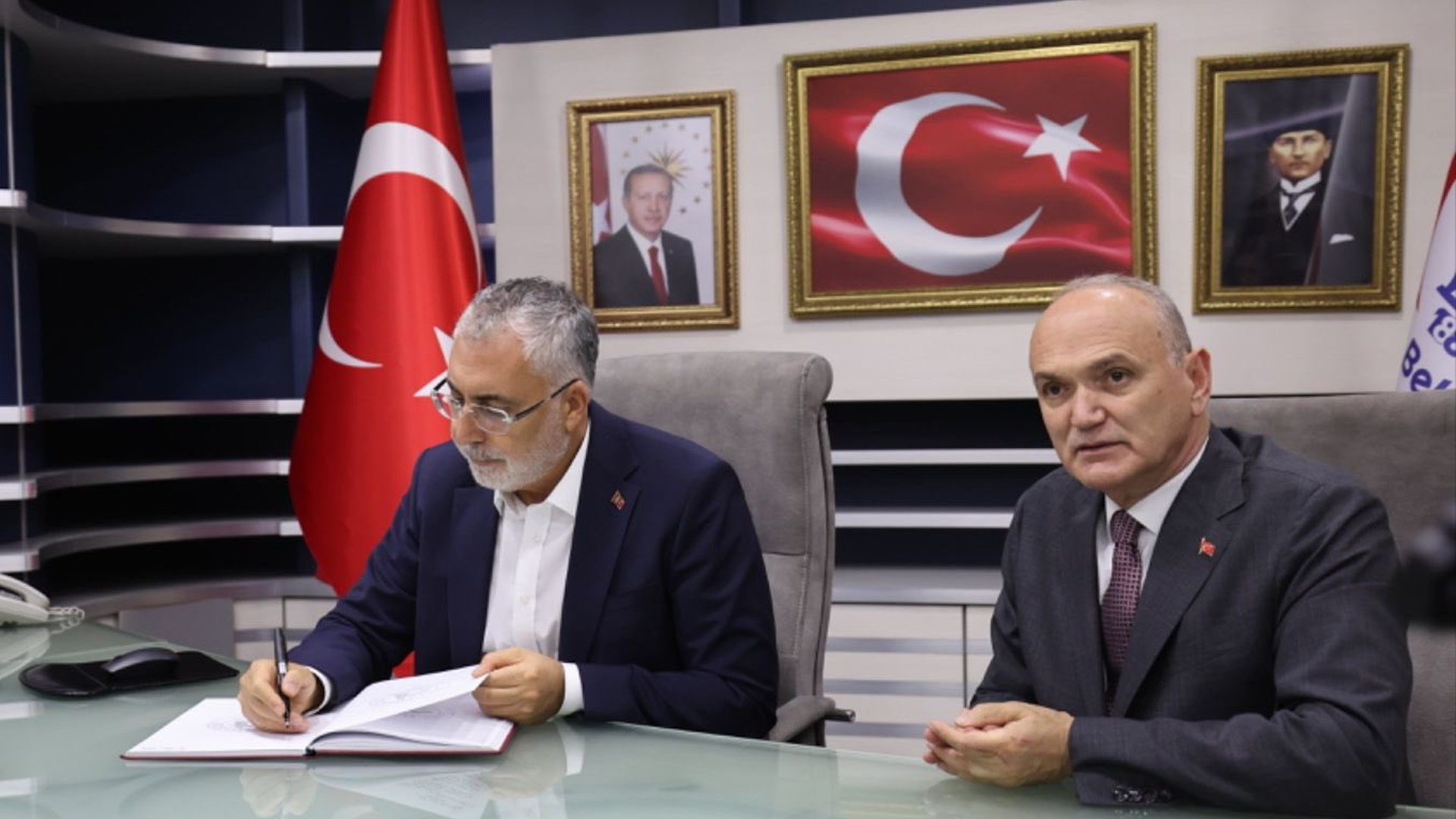 Çalışma ve Sosyal Güvenlik Bakanı Prof. Dr. Vedat Işıkhan, çeşitli ziyaretlerde bulunmak ve AK Parti Düzce İl Danışma Meclisi Toplantısı’na katılmak üzere Düzce’ye gitti.