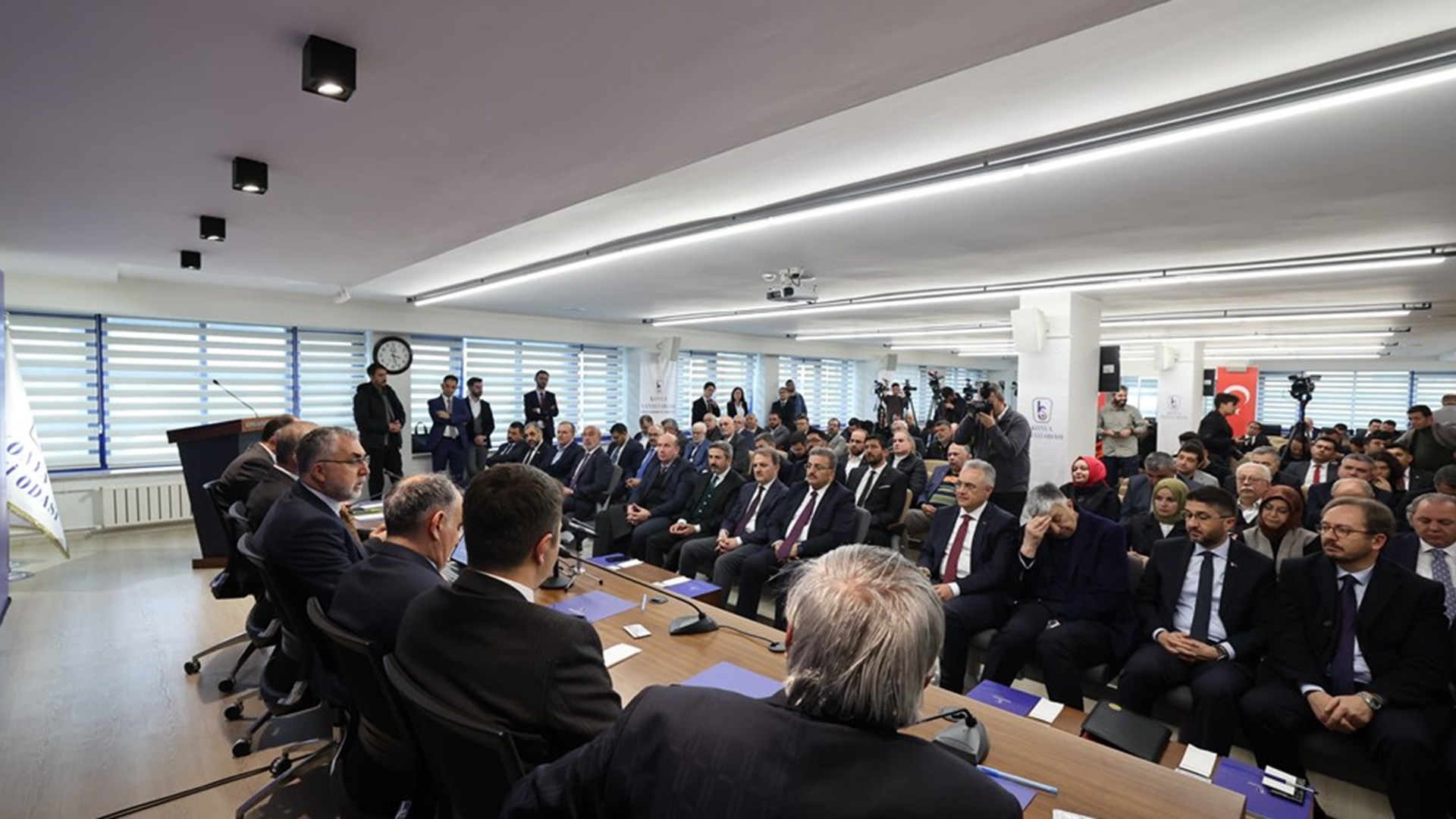 Çalışma ve Sosyal Güvenlik Bakanı Prof. Dr. Vedat Işıkhan, çeşitli temaslarda bulunmak ve programlara katılmak üzere Konya’ya gitti.