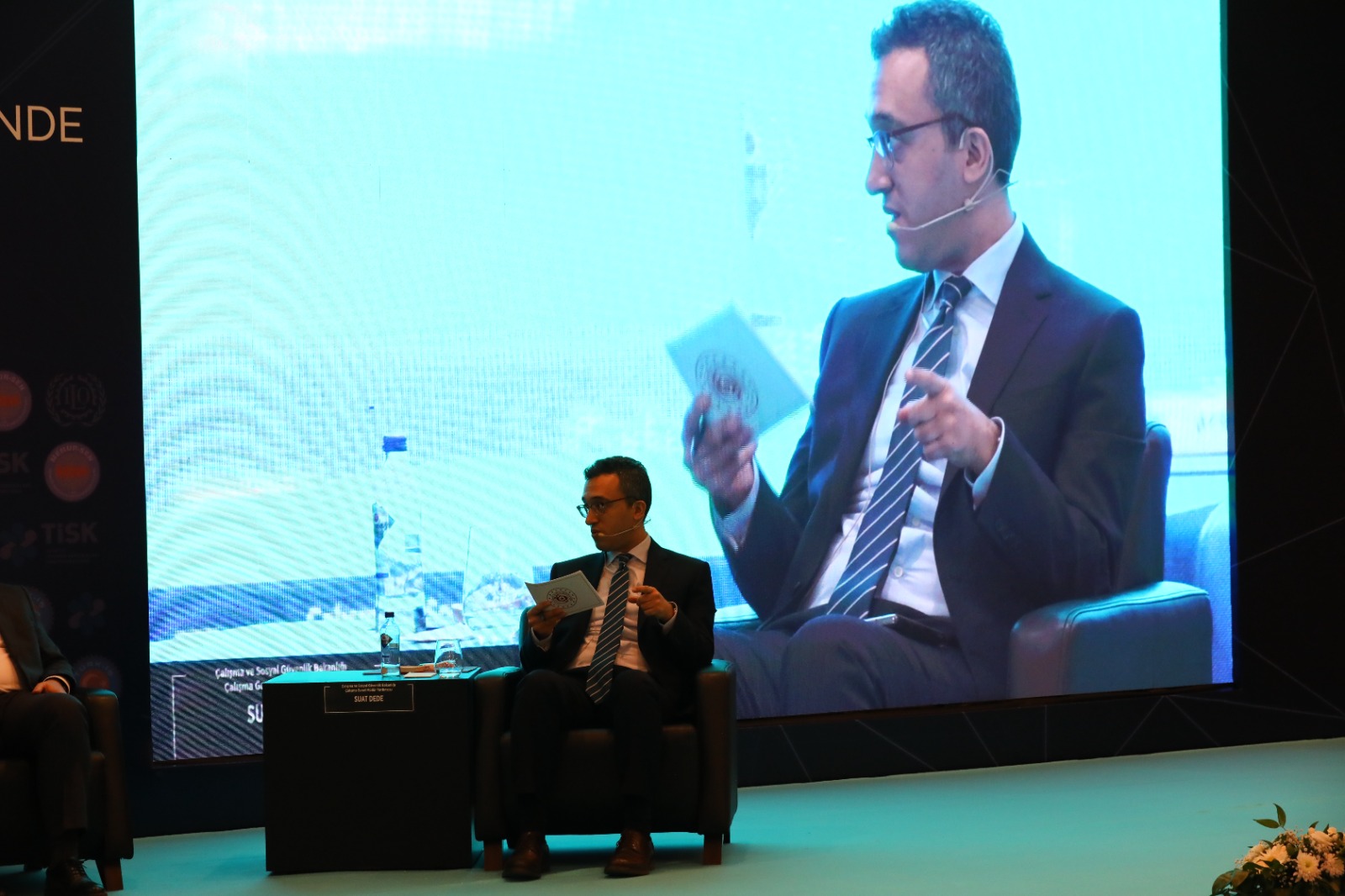 20 Şubat Dünya Sosyal Adalet Günü vesilesiyle, Bakanlığımızın öncülüğünde ve Küresel Sosyal Adalet Koalisyonu kapsamında düzenlenen “Dijitalleşme ve Yeşil Dönüşüm Çerçevesinde Sosyal Adalet Forumu” geniş katılımla gerçekleştirildi. Forum, Türkiye İşveren Sendikaları Konfederasyonu (TİSK), Türkiye İşçi Sendikaları Konfederasyonu (TÜRK-İŞ), Memur Sendikaları Konfederasyonu (MEMUR-SEN) ve Türkiye Kamu Çalışanları Sendikaları Konfederasyonu (KAMU-SEN) işbirliğiyle düzenlendi.