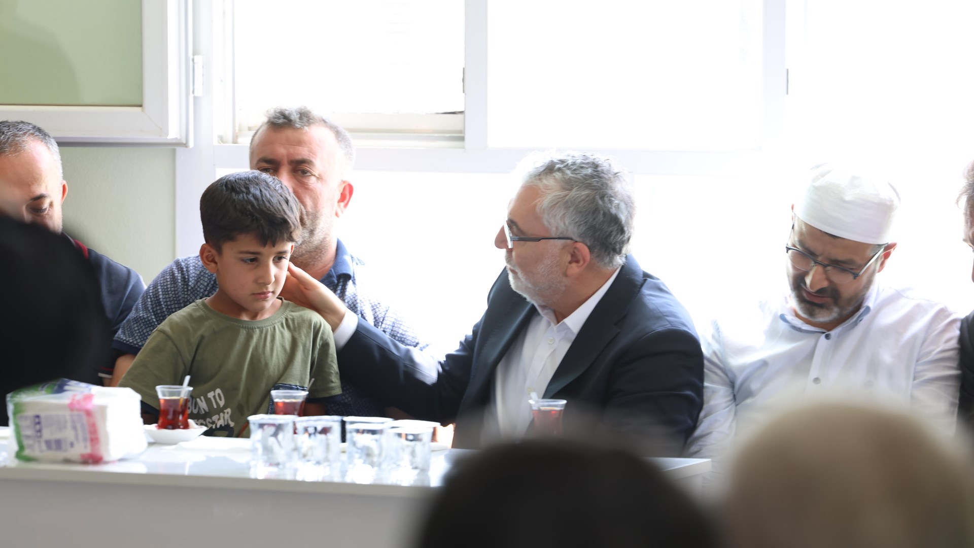 Çalışma ve Sosyal Güvenlik Bakanı Prof. Dr. Vedat Işıkhan, Diyarbakır ve Mardin'de çıkan yangın nedeniyle hayatını kaybedenlerin yakınlarına taziye ziyaretinde bulundu.