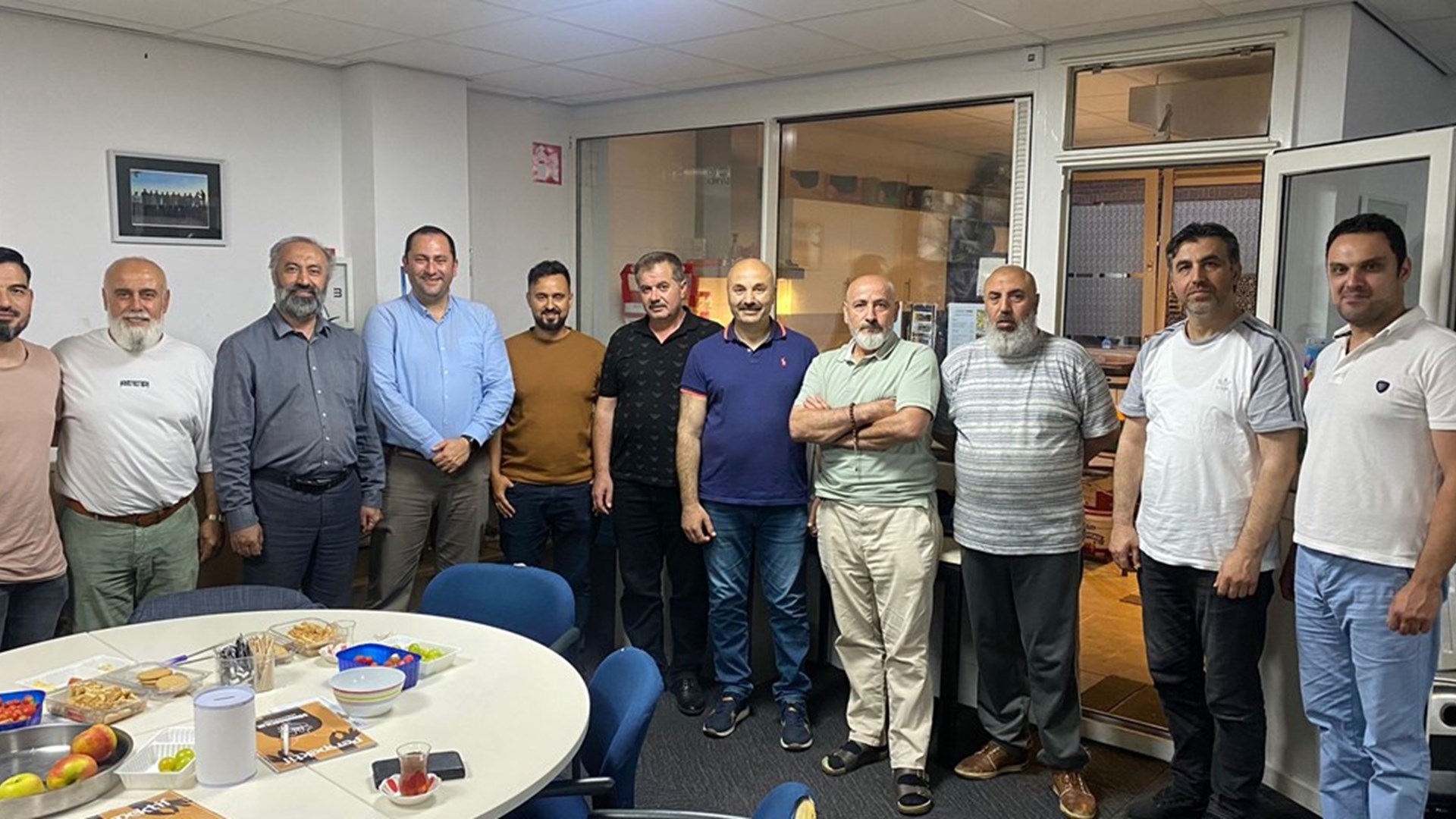 Deventer Çalışma ve Sosyal Güvenlik Ataşeliğimiz, Arnhem Ayasofya Camiinde vatandaşlarımızla bir araya geldi.