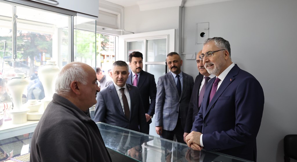 Çalışma ve Sosyal Güvenlik Bakanı Prof. Dr. Vedat Işıkhan, Kızılcahamam Belediye Başkanı Süleyman Acar’a hayırlı olsun ziyaretinde bulundu.