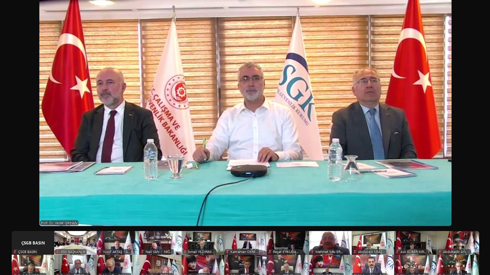 Çalışma ve Sosyal Güvenlik Bakanı Prof. Dr. Vedat Işıkhan, 81 ilin SGK il müdürleri ile toplantı yaptı.