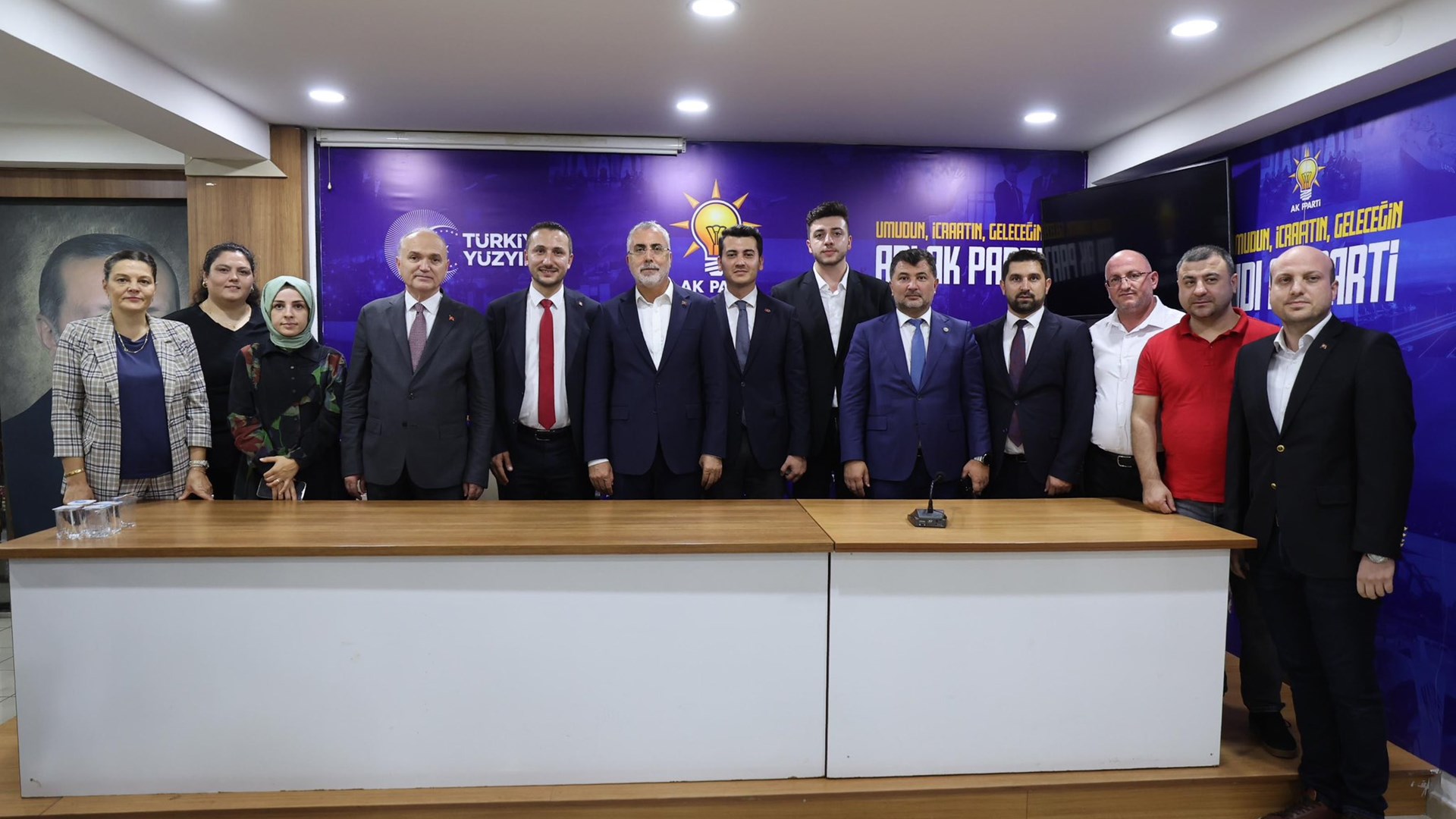 Çalışma ve Sosyal Güvenlik Bakanı Prof. Dr. Vedat Işıkhan, çeşitli ziyaretlerde bulunmak ve AK Parti Düzce İl Danışma Meclisi Toplantısı’na katılmak üzere Düzce’ye gitti.