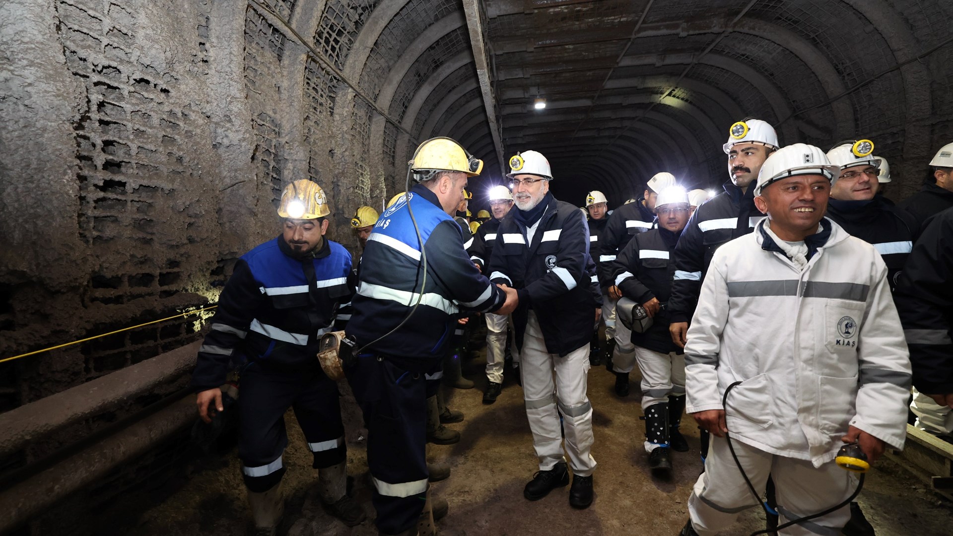 Çalışma ve Sosyal Güvenlik Bakanı Prof. Dr. Vedat Işıkhan, 4 Aralık Dünya Maden Günü vesilesi ile Ankara’nın Nallıhan ilçesindeki Çayırhan Yeraltı Maden Ocağı'na ziyarette bulundu.