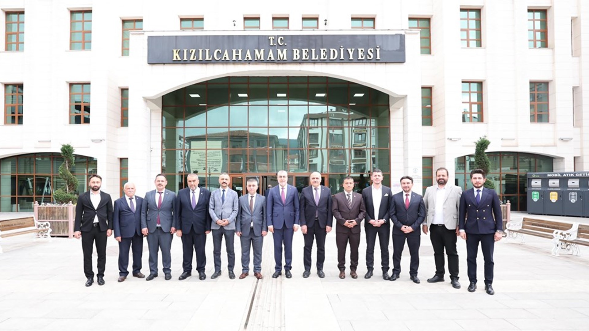 Çalışma ve Sosyal Güvenlik Bakanı Prof. Dr. Vedat Işıkhan, Kızılcahamam Belediye Başkanı Süleyman Acar’a hayırlı olsun ziyaretinde bulundu.