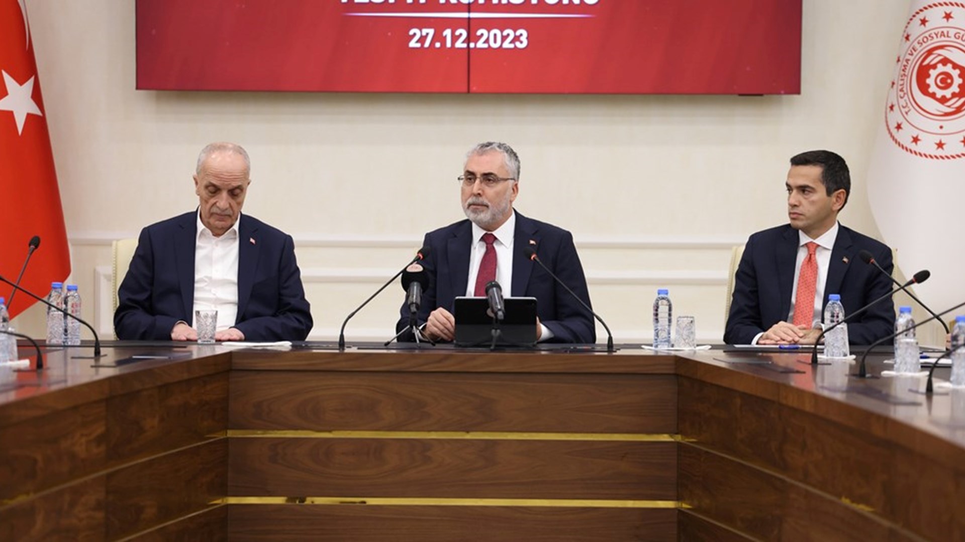 Asgari Ücret Tespit Komisyonu’nun 2024 yılı için yeni asgari ücret rakamının belirlenmesi amacıyla yürüttükleri çalışmaların ardından Ocak ayından itibaren geçerli olacak yeni asgari ücret tutarı Çalışma ve Sosyal Güvenlik Bakanı Prof. Dr. Vedat Işıkhan tarafından Çalışma ve Sosyal Güvenlik Bakanlığı Reşat Moralı Toplantı Salonu’nda düzenlenen toplantıda bir önceki döneme göre yüzde 49 oranında yapılan zam ile 17 bin 2 TL olarak açıklandı.