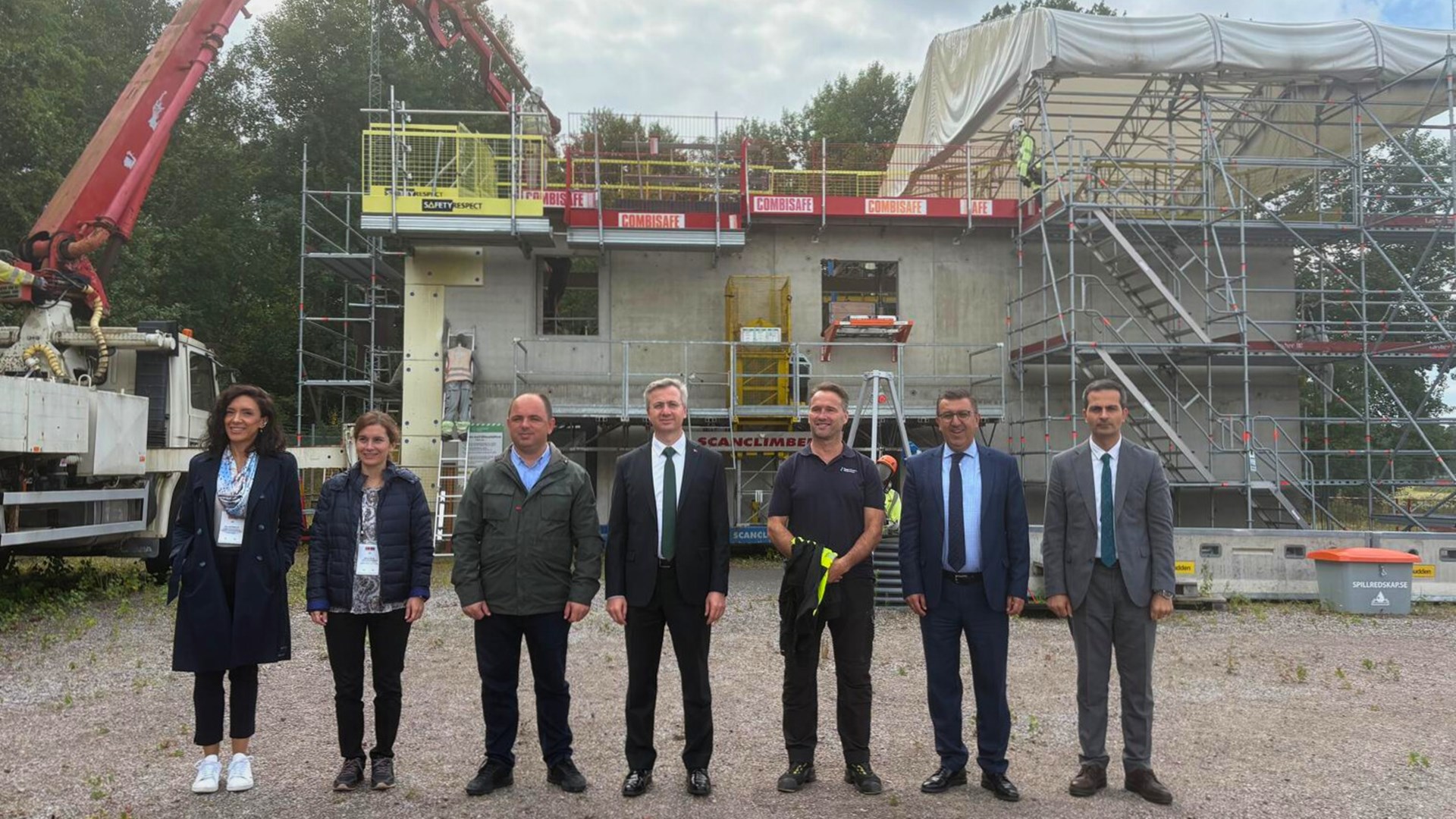 Çalışma ziyareti programı kapsamında işçi ve işveren sendikalarının desteğiyle kurulan İnşaat Sektörü Güvenlik Parkında (Byggbranschens Säkerhetspark) teknik toplantı düzenlendi.