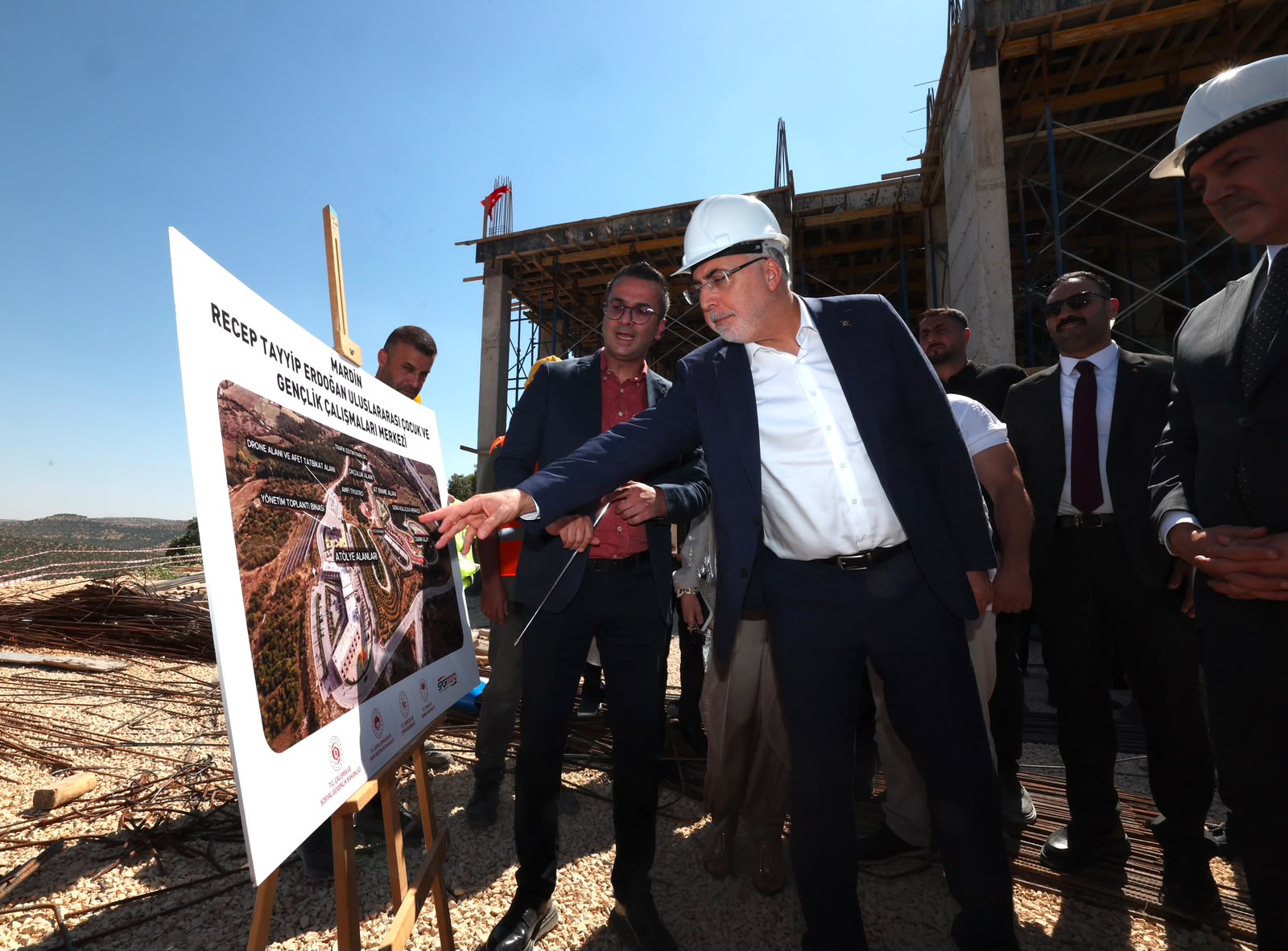 Çalışma ve Sosyal Güvenlik Bakanı Prof. Dr. Vedat Işıkhan, Mardin’de Recep Tayyip Erdoğan Uluslararası Çocuk ve Gençlik Çalışmaları Merkezi Projesi alanında incelemelerde bulundu.