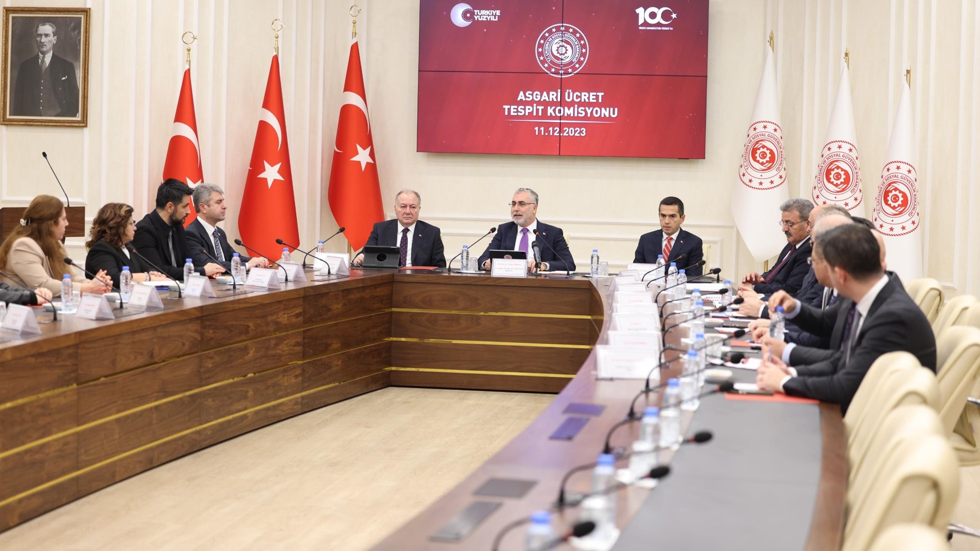 Çalışma ve Sosyal Güvenlik Bakanı Prof. Dr. Vedat Işıkhan Başkanlığında, Çalışma ve Sosyal Güvenlik Bakanlığı ev sahipliğinde Asgari Ücret Tespit Komisyonu’nu 2024 yılı asgari ücretini belirleme çalışmaları kapsamında ilk toplantısını gerçekleştirdi.