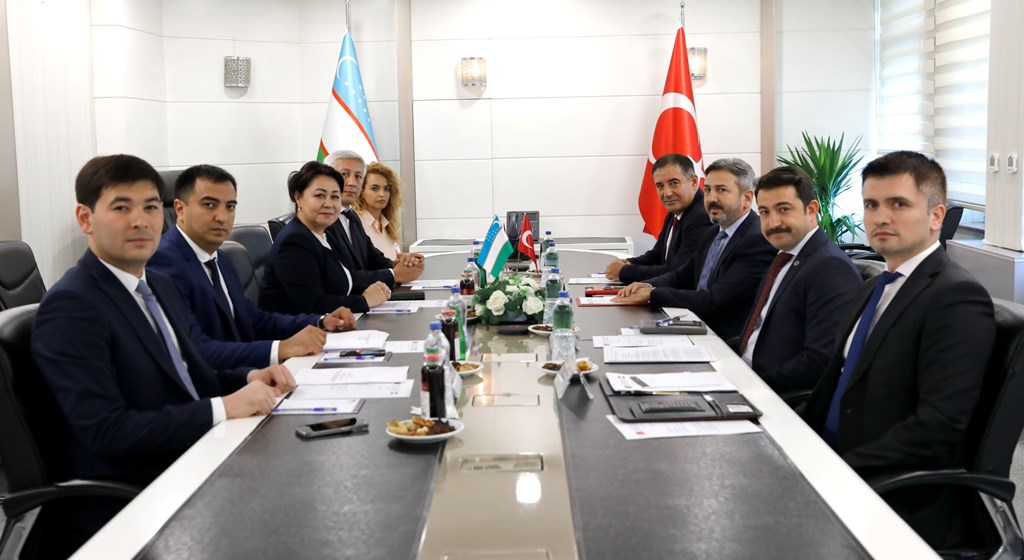 Özbekistan İstihdam ve Yoksulluğun Azaltılması Bakan Yardımcısı Sayın Turdiboyeva Rano ESHOVNA ve beraberindeki heyet 7 Eylül 2023 tarihinde Bakanlığımızı ziyaret ederek Bakan Yardımcımız Sayın Ahmet AYDIN ile bir görüşme gerçekleştirdi.