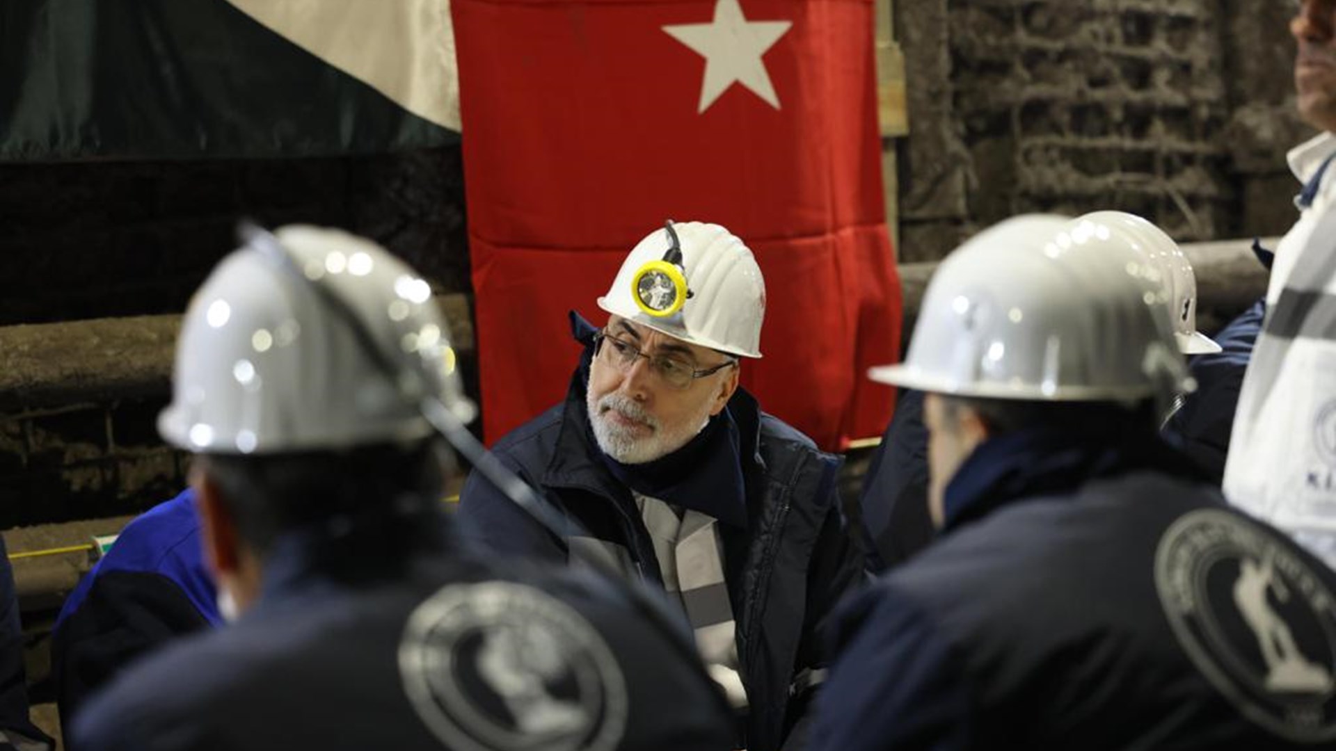 Çalışma ve Sosyal Güvenlik Bakanı Prof. Dr. Vedat Işıkhan, 4 Aralık Dünya Maden Günü vesilesi ile Ankara’nın Nallıhan ilçesindeki Çayırhan Yeraltı Maden Ocağı'na ziyarette bulundu.