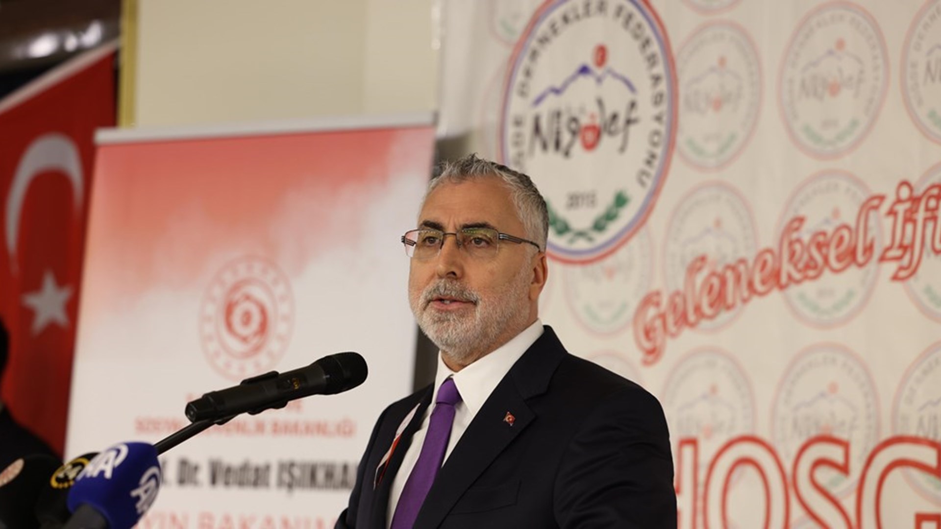 Çalışma ve Sosyal Güvenlik Bakanı Prof. Dr. Vedat Işıkhan, Niğde Dernekler Federasyonu (NİĞDEF) ve Niğdeli Bürokrat Sanayici ve İşadamları Derneği (NİSİAD) tarafından Bayrampaşa'daki Adapark'ta düzenlenen iftar programına katıldı.