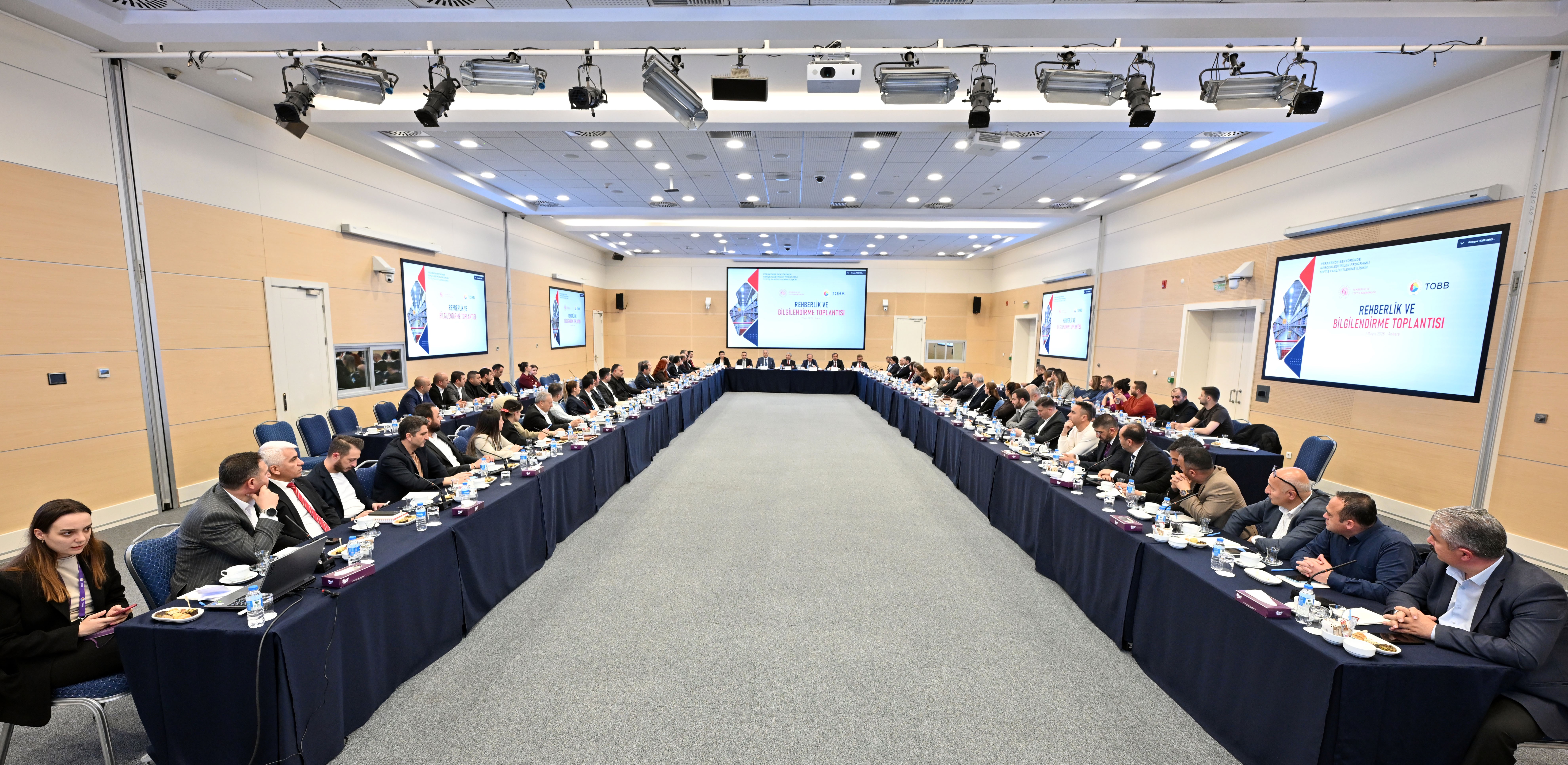 Rehberlik ve Teftiş Başkanlığı tarafından perakende sektöründe yürütülen programlı teftiş faaliyetlerine ilişkin farkındalığı artırmak amacıyla düzenlenen rehberlik ve bilgilendirme toplantısı, 7 Mayıs 2026 tarihinde Türkiye Odalar ve Borsalar Birliği (TOBB) ev sahipliğinde gerçekleştirildi.