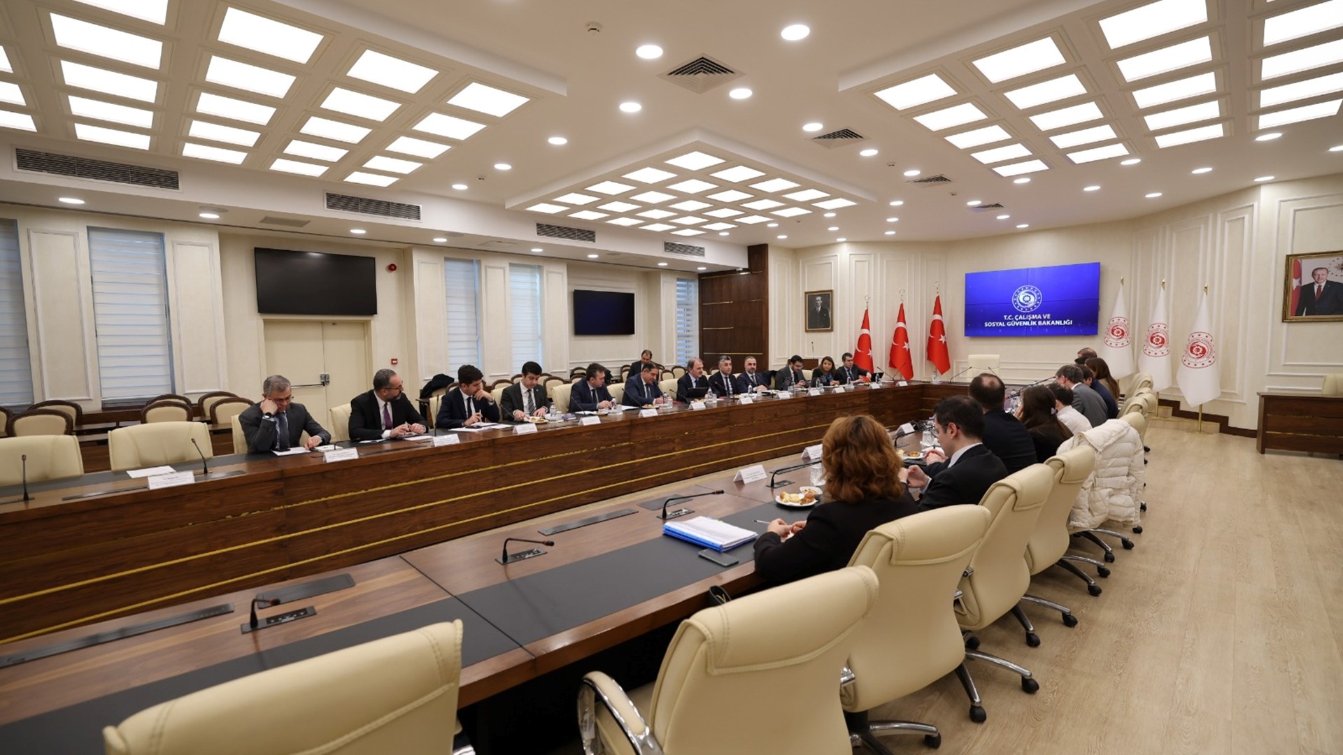 Deputy Minister Dr. Adnan ERTEM hosted the OECD delegation, led by Mr. Pierre Beynet, Head of the OECD Country Studies Division, at the Ministry to discuss evaluations regarding the draft of the 2024 Türkiye Review Report prepared by the OECD Economic and Development Review Committee (EDRC).