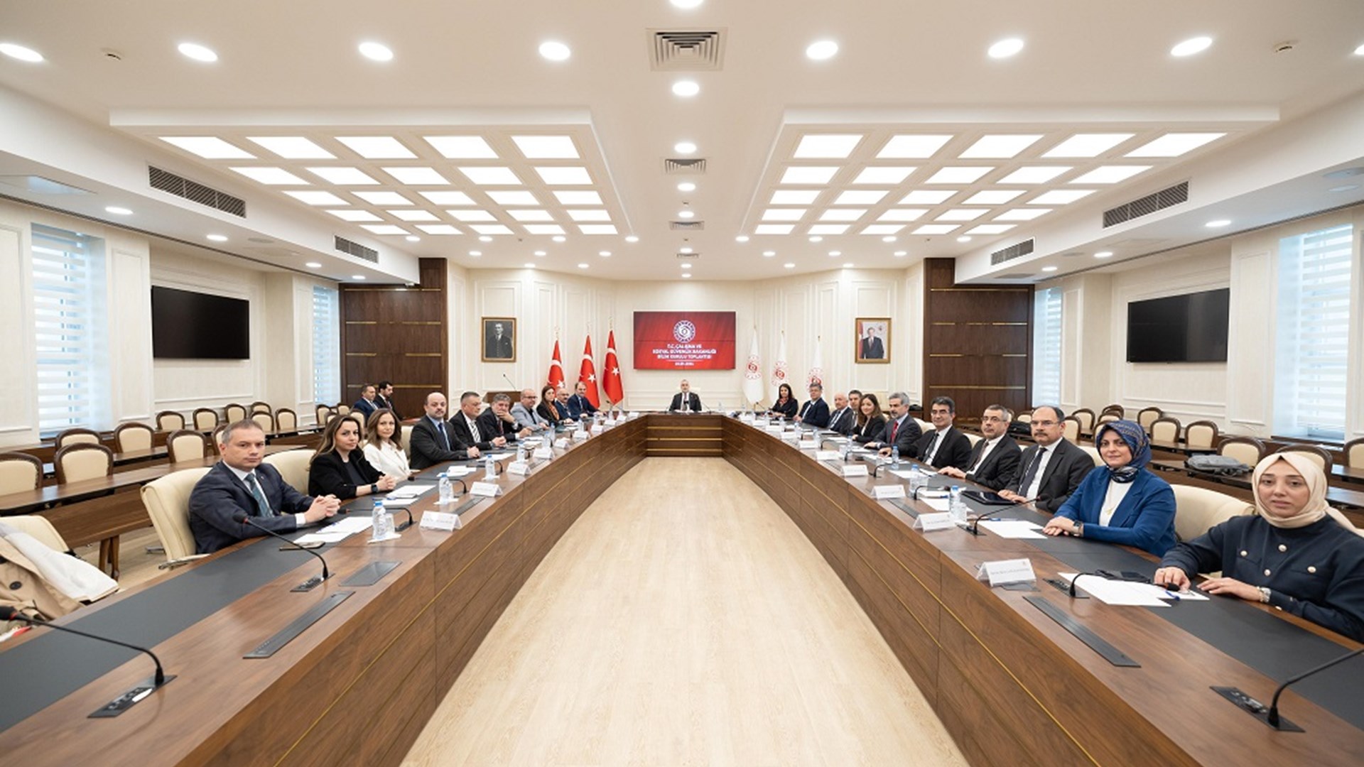 Çalışma ve Sosyal Güvenlik Bakanı Prof. Dr. Vedat Işıkhan, Çalışma ve Sosyal Güvenlik Bakanlığı Reşat Moralı Toplantı Salonu’nda düzenlenen Bilim Kurulu Toplantısı’na başkanlık etti.