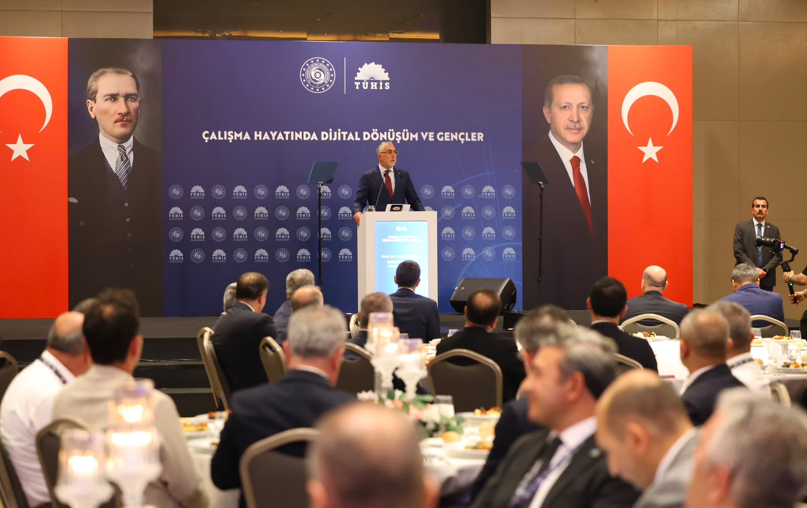 Çalışma ve Sosyal Güvenlik Bakanı Prof. Dr. Vedat Işıkhan, Türk Ağır Sanayii ve Hizmet Sektörü Kamu İşverenleri Sendikası (TÜHİS) tarafından düzenlenen “Çalışma Hayatında Dijital Dönüşüm ve Gençler Semineri Programı”na katıldı.