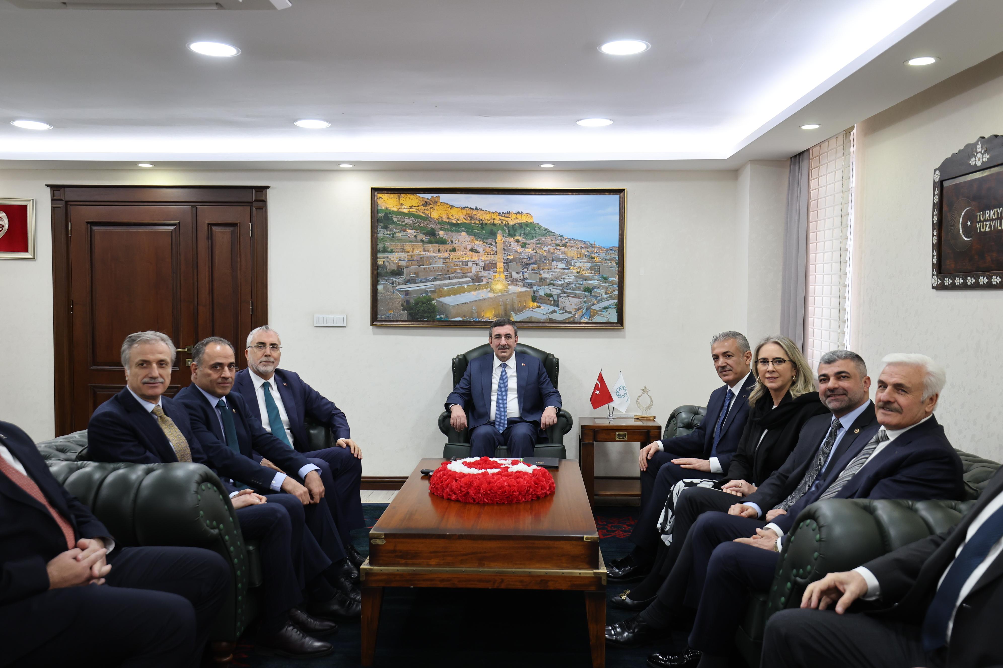 Bakan Işıkhan, Mardin’de Ziyaretlerde Bulundu