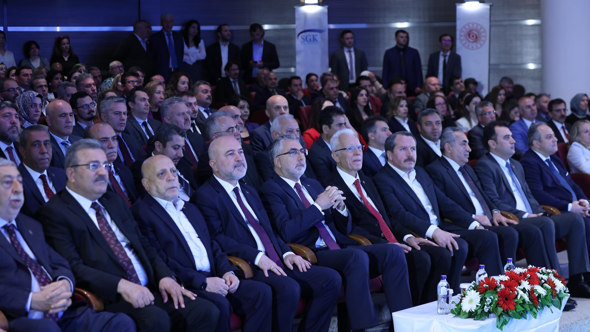 Çalışma ve Sosyal Güvenlik Bakanı Prof. Dr. Vedat Işıkhan, Sosyal Güvenlik Kurumu Başkanlığı Erdoğan Özen Konferans Salonu’nda düzenlenen “Sosyal Güvenlik Haftası Buluşması” Programı’na katıldı.