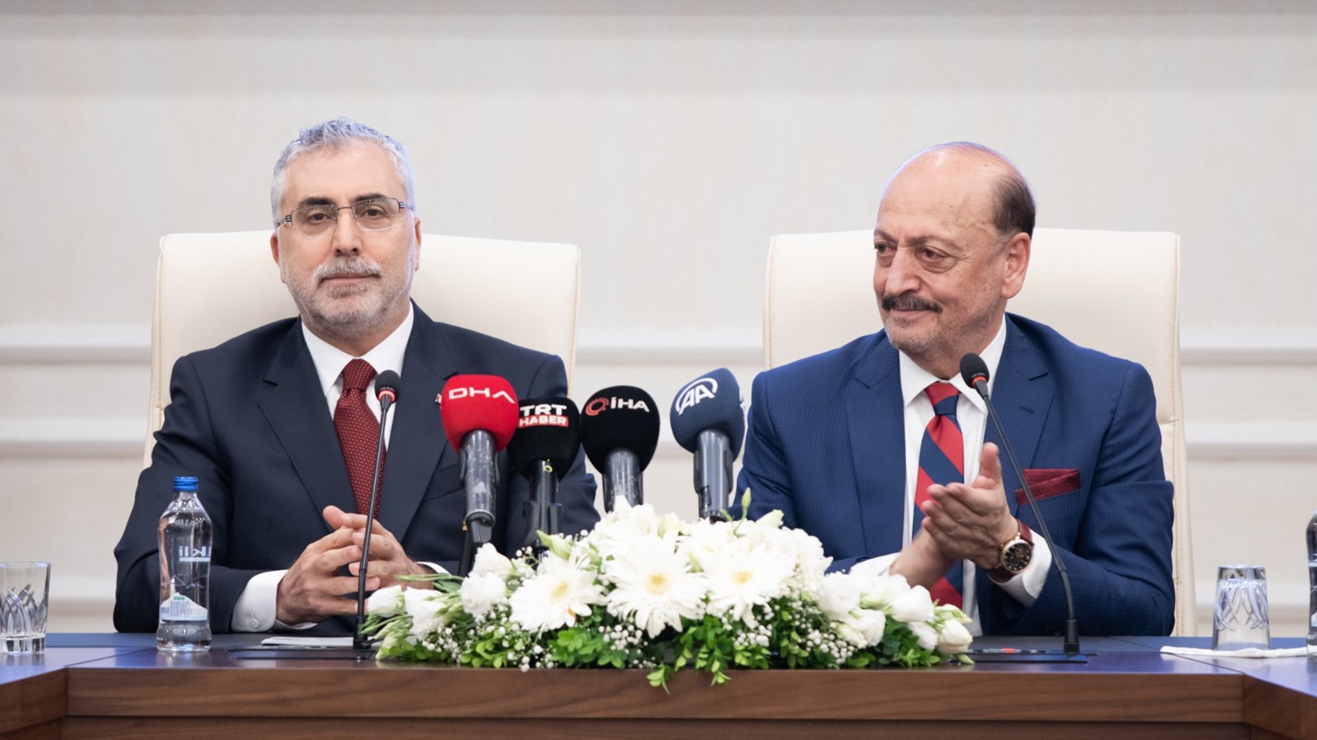 2023 seçimlerinin ardından Cumhurbaşkanı Recep Tayyip Erdoğan’ın yeni kabinesini açıklaması ile birlikte Çalışma ve Sosyal Güvenlik Bakanlığı görevine getirilen Vedat Işıkhan, görevini Vedat Bilgin’den devraldı.