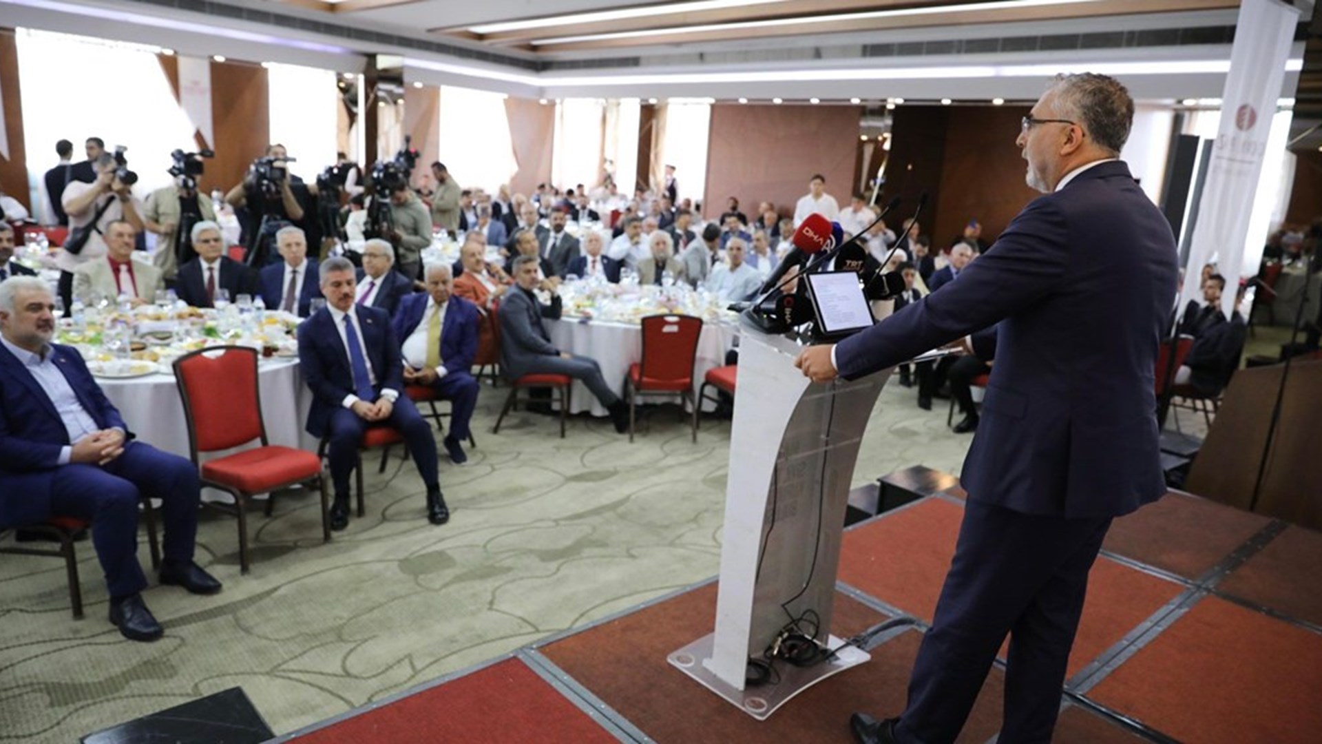 Çalışma ve Sosyal Güvenlik Bakanı Prof. Dr. Vedat Işıkhan, çeşitli ziyaretlerde bulunmak ve programlara katılmak üzere İstanbul’a gitti.