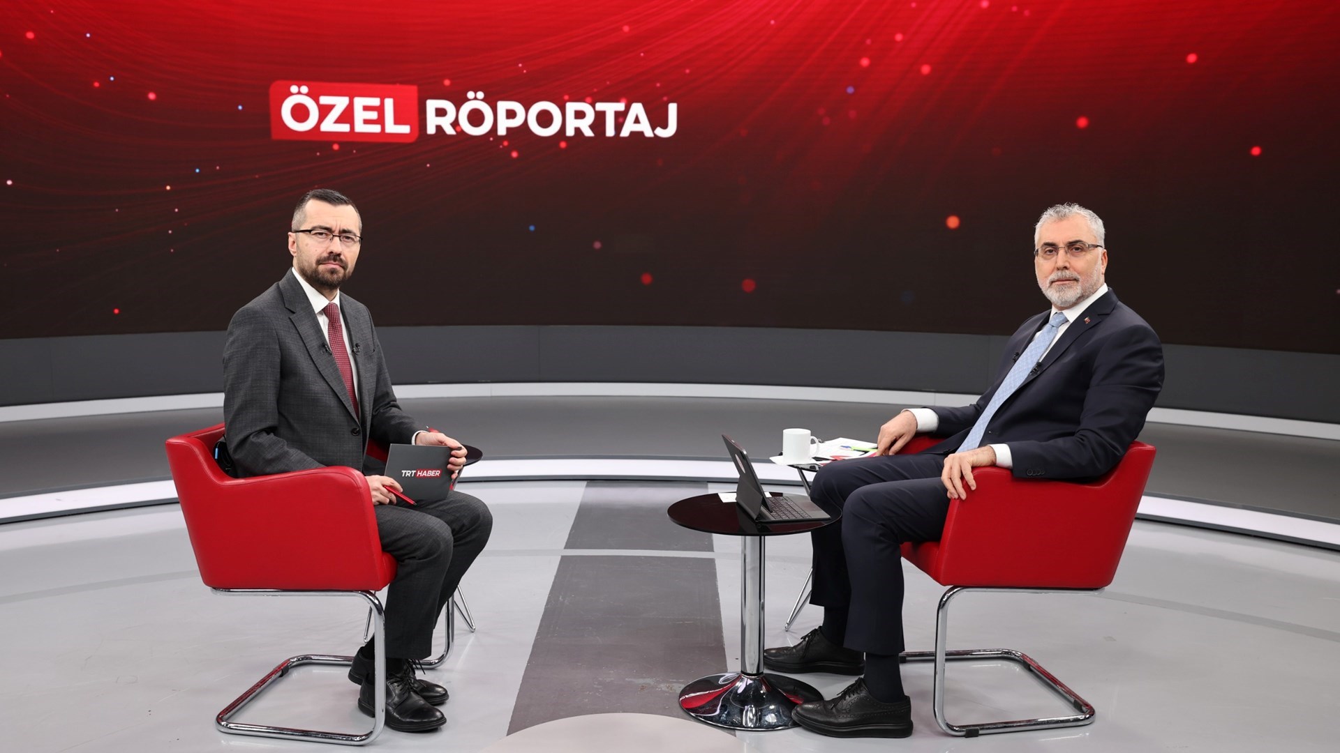 Çalışma ve Sosyal Güvenlik Bakanı Prof. Dr. Vedat Işıkhan, TRT Haber’de çalışma hayatı ile gündeme ilişkin değerlendirmelerde bulundu ve soruları yanıtladı. 13 buçuk milyonu bulan SSK ve Bağ-Kur emeklilerinin emekli aylıklarındaki artışın Ocak ayı itibariyle yüzde 49,25’e yükseltildiğini duyurdu.