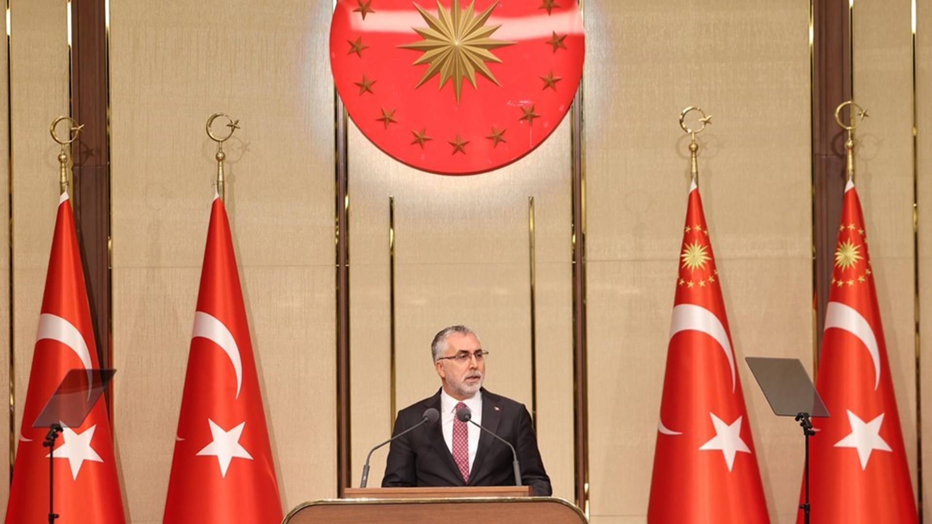 "Emeğin, Sendikal Örgütlenmenin ve İstihdamın Geleceği" temasıyla 29-30 Nisan tarihlerinde düzenlenen 13. Çalışma Meclisi, Cumhurbaşkanı Recep Tayyip Erdoğan’ın teşrifleriyle Cumhurbaşkanlığı Külliyesi Sergi Salonu'nda düzenlenen yemekle sona erdi.