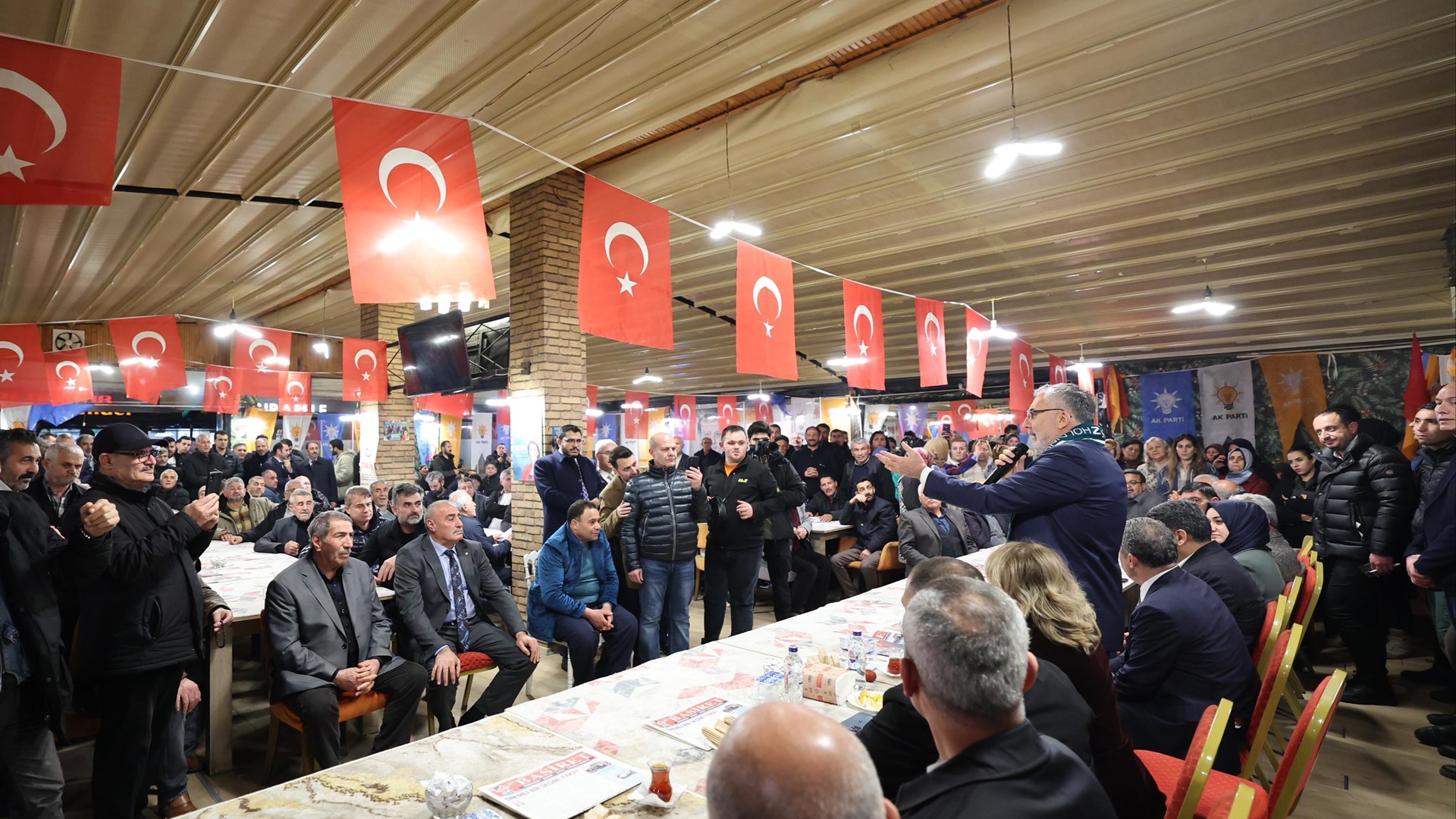 Çalışma ve Sosyal Güvenlik Bakanı Prof. Dr. Vedat Işıkhan, çeşitli temaslarda bulunmak ve programlara katılmak üzere Iğdır’a gitti.