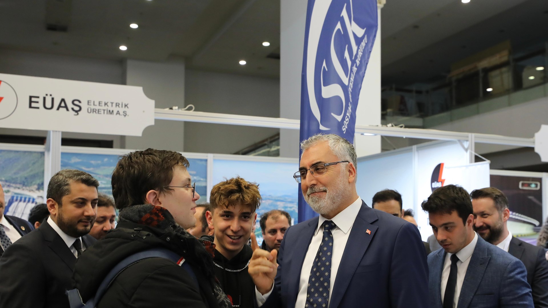 Çalışma ve Sosyal Güvenlik Bakanı Prof. Dr. Vedat Işıkhan, Türkiye Verimlilik Vakfı ve Ankara Bilim Üniversitesinin ev sahipliğinde ATO Congresium'da düzenlenen "Gelecek İçin Teknolojiler" temalı 6. Verimlilik ve Teknoloji Fuarı'nı ziyaret etti.