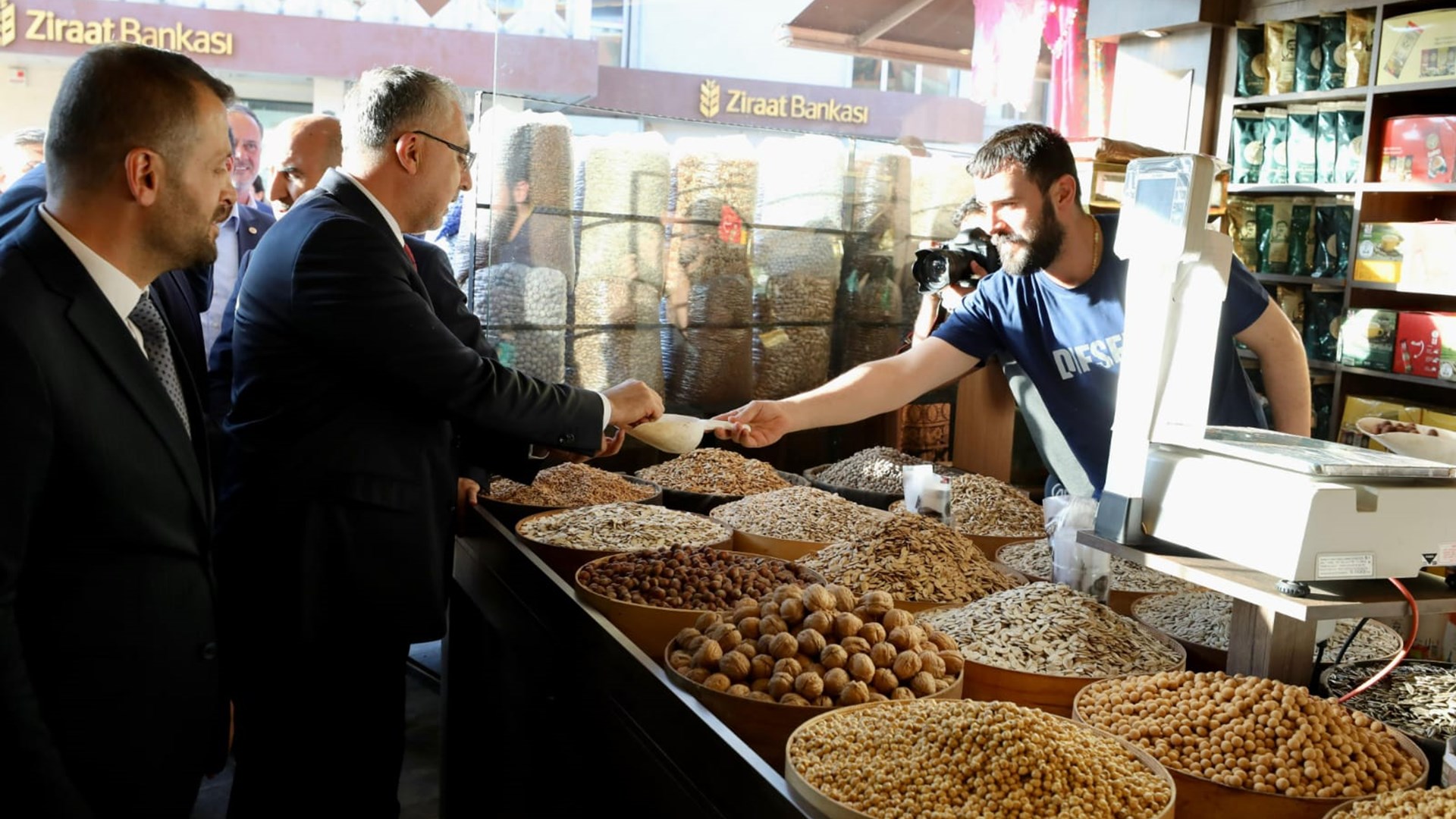 Çalışma ve Sosyal Güvenlik Bakanı Vedat Işıkhan, temasları kapsamında Mardin’de çeşitli ziyaretlerde bulundu.