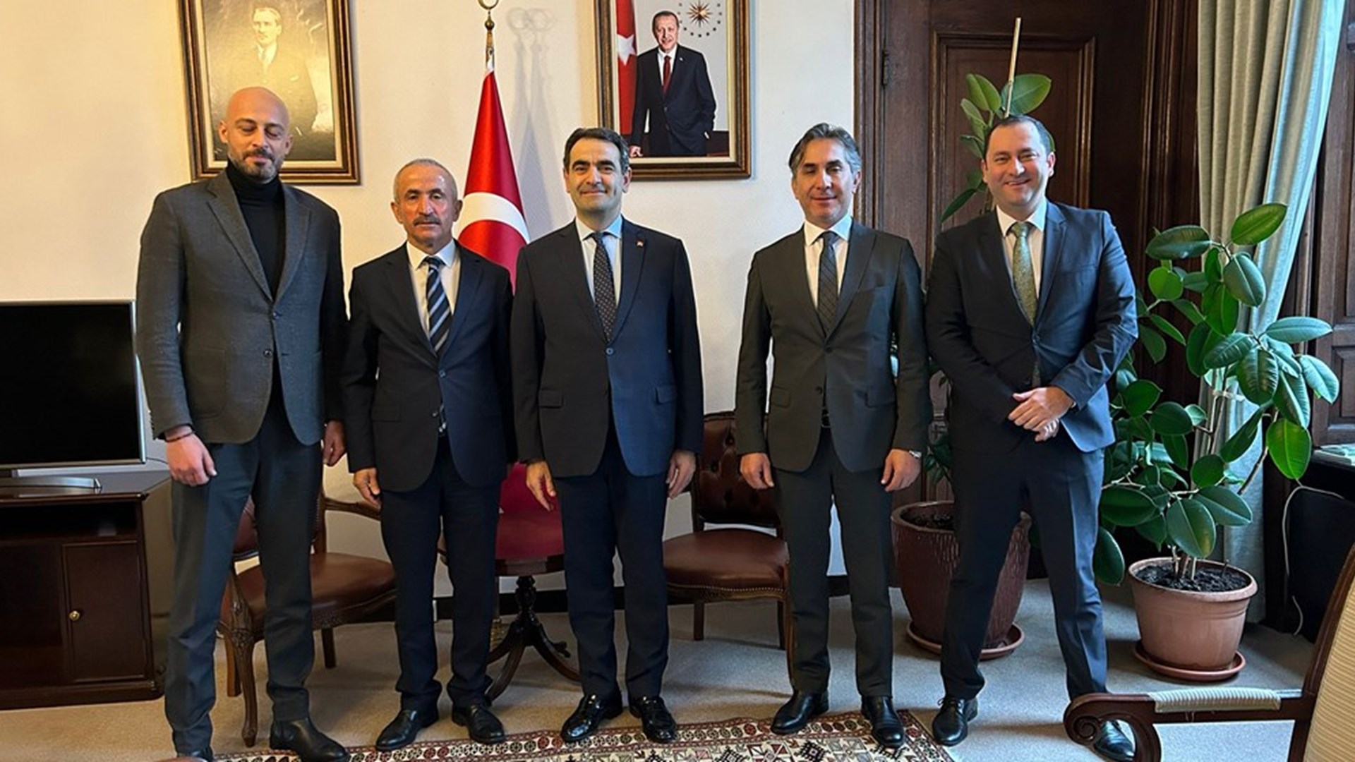 The delegation of the Ministry of Labour and Social Security, which went to the Netherlands to attend the Turkey – Netherlands Contact Group meeting, paid a visit to Selçuk Ünal, our Ambassador to the Hague.