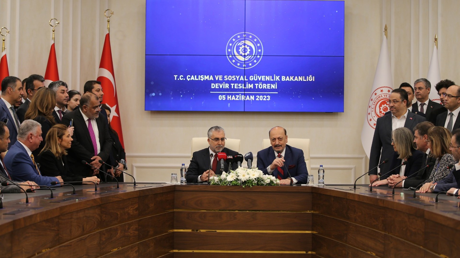 2023 seçimlerinin ardından Cumhurbaşkanı Recep Tayyip Erdoğan’ın yeni kabinesini açıklaması ile birlikte Çalışma ve Sosyal Güvenlik Bakanlığı görevine getirilen Vedat Işıkhan, görevini Vedat Bilgin’den devraldı.