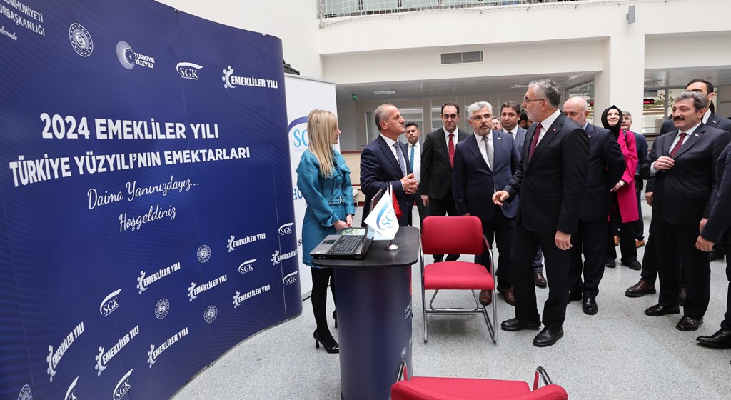 Çalışma ve Sosyal Güvenlik Bakanı Prof. Dr. Vedat Işıkhan, “Kadın İstihdam Sistemi İş-Pozitif Tanıtım Programı ve Fuar Açılışı” na katılmak ve çeşitli ziyaretlerde bulunmak üzere Samsun’a gitti.