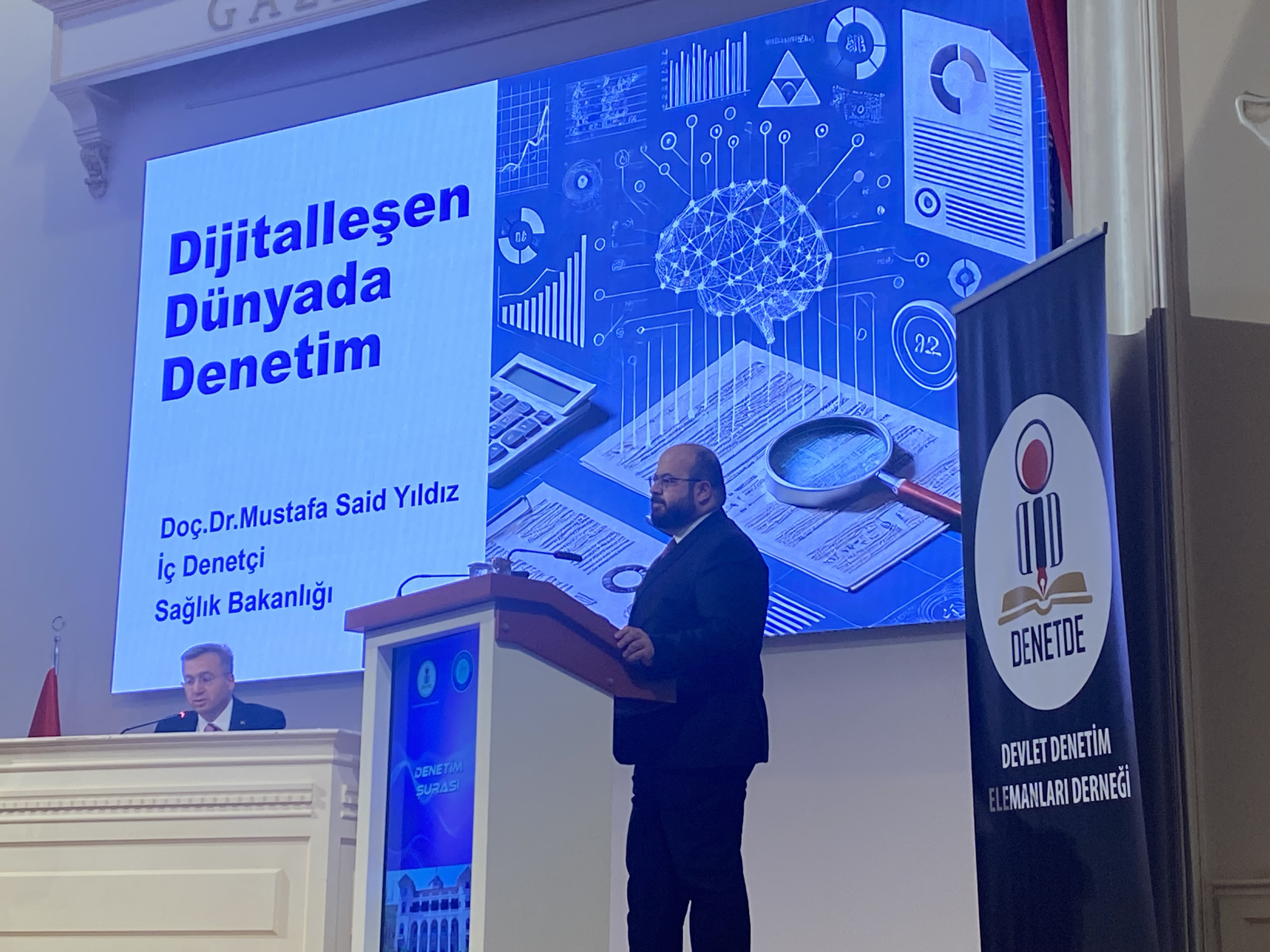 Devlet Denetim Elemanları Derneği (Denetde) tarafından düzenlenen “21. Yüzyılda Denetim: Yeni Yaklaşımlar” konulu Denetim Şurası, 15 Ekim 2024 tarihinde Gazi Üniversitesi Mimar Kemaleddin Konferans Salonunda gerçekleştirildi.