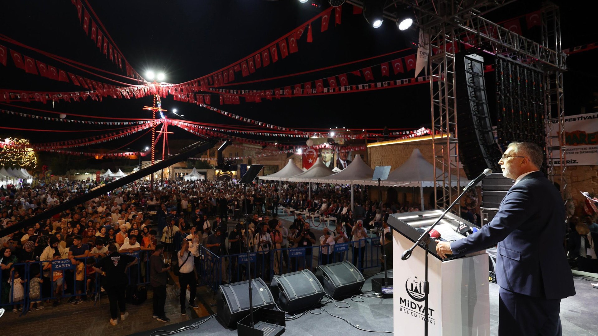 Çalışma ve Sosyal Güvenlik Bakanı Prof. Dr. Vedat Işıkhan, çeşitli ziyaretlerde bulunmak ve programlara katılmak üzere Mardin’e gitti.
