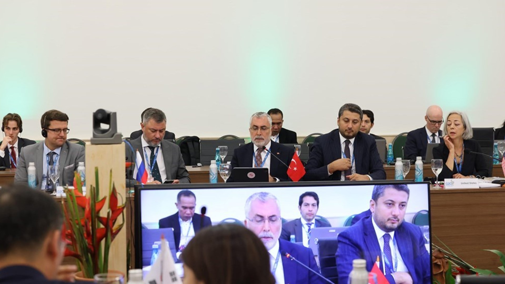 Çalışma ve Sosyal Güvenlik Bakanı Prof. Dr. Vedat Işıkhan, Brezilya'nın Fortaleza kentinde düzenlenen "G20 Çalışma ve İstihdam Bakanları Toplantısı" kapsamında düzenlenen "Adil Geçiş Liderlik Forumu"nda konuştu.