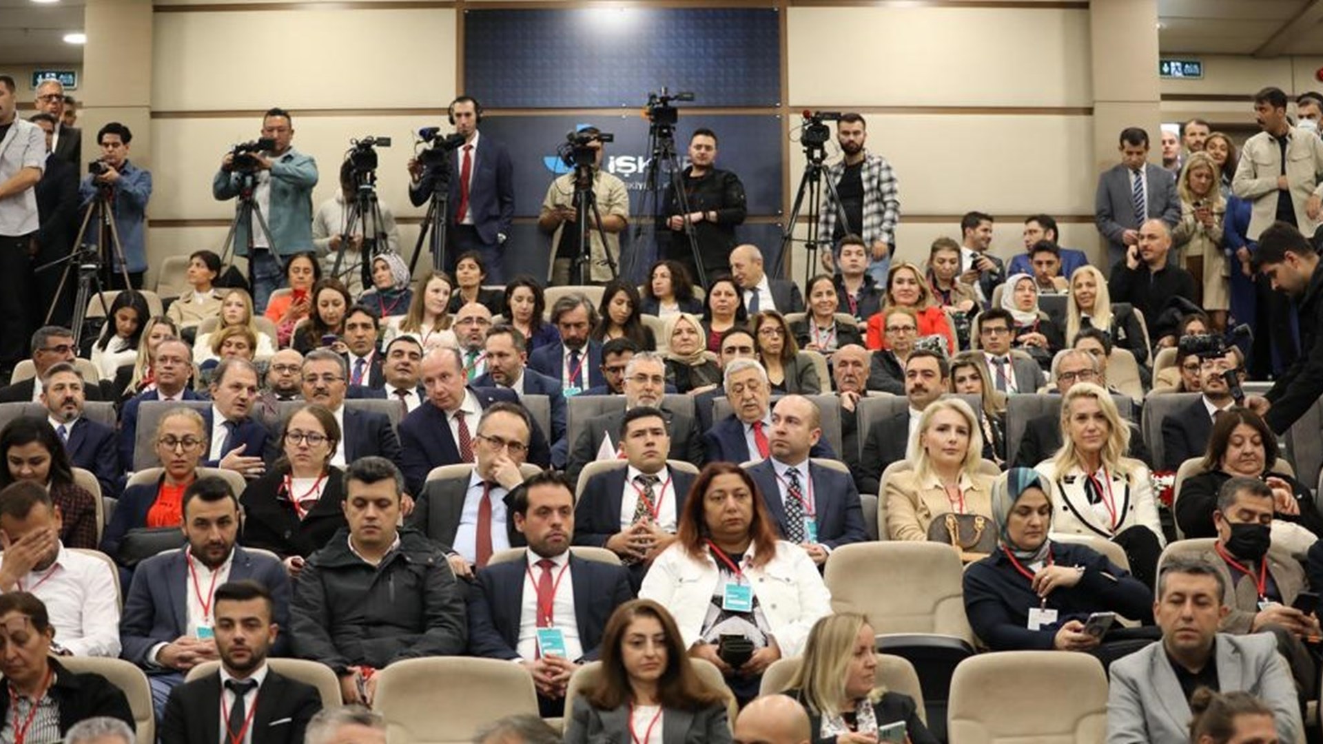 Çalışma ve Sosyal Güvenlik Bakanı Prof. Dr. Vedat Işıkhan, İŞKUR Genel Müdürlüğü’nde düzenlenen Türkiye Yüzyılı’nda İş Kazalarına Önleyici Yaklaşımlar seminerine katıldı.