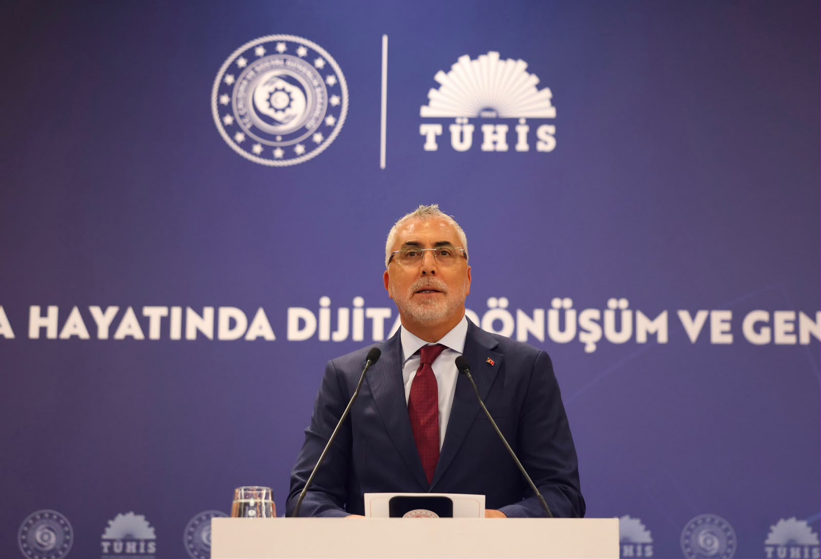 Çalışma ve Sosyal Güvenlik Bakanı Prof. Dr. Vedat Işıkhan, Türk Ağır Sanayii ve Hizmet Sektörü Kamu İşverenleri Sendikası (TÜHİS) tarafından düzenlenen “Çalışma Hayatında Dijital Dönüşüm ve Gençler Semineri Programı”na katıldı.