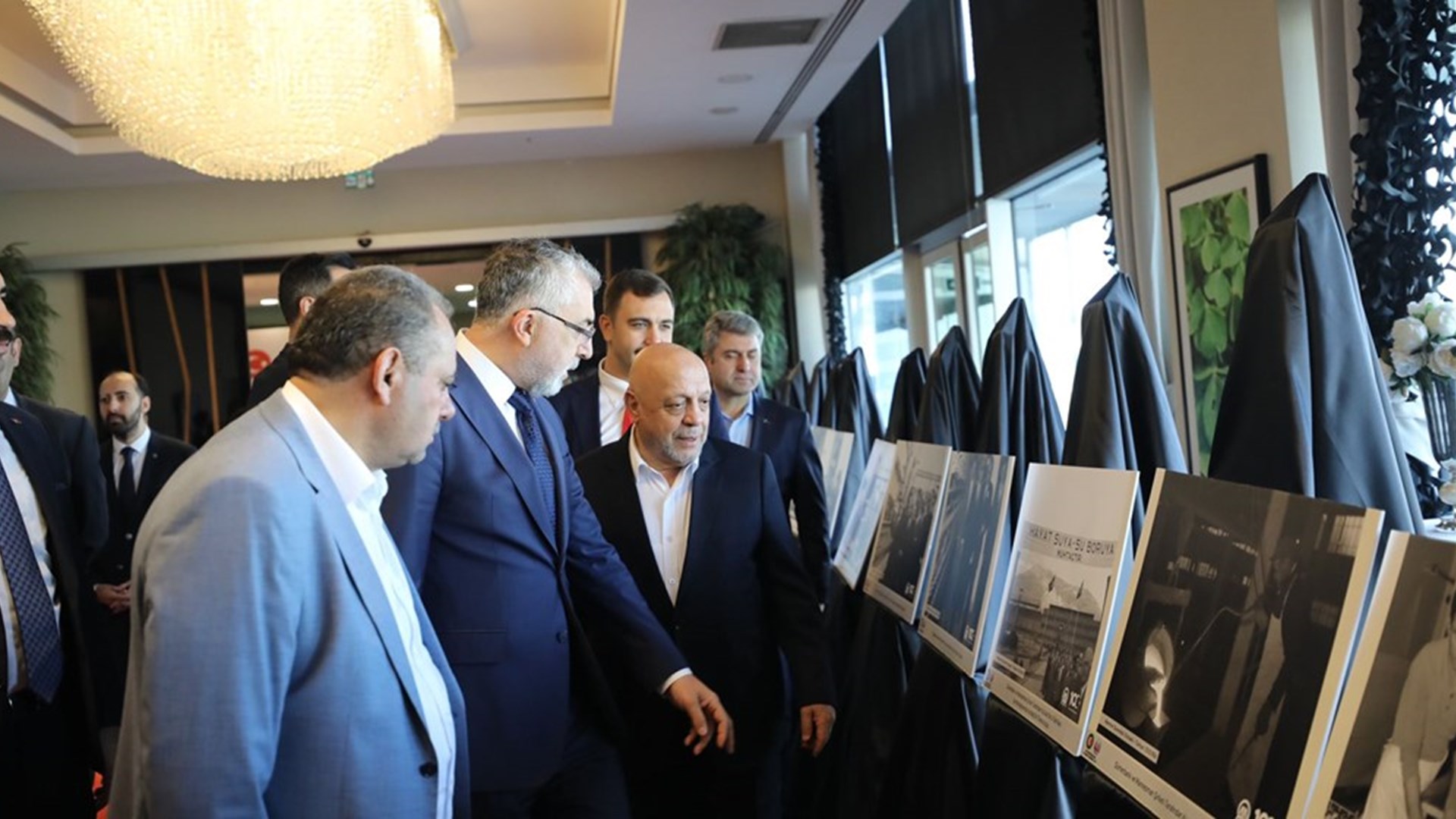 Çalışma ve Sosyal Güvenlik Bakanı Prof. Dr. Vedat Işıkhan, Hak İşçi Sendikaları Konfederasyonu’nun (Hak-İş) 48. Kuruluş Yıldönümü Etkinlikleri kapsamında düzenlediği “Cumhuriyetimizin 100. Yılında Türk Çalışma Hayatı Sempozyumu” na iştirak etti.