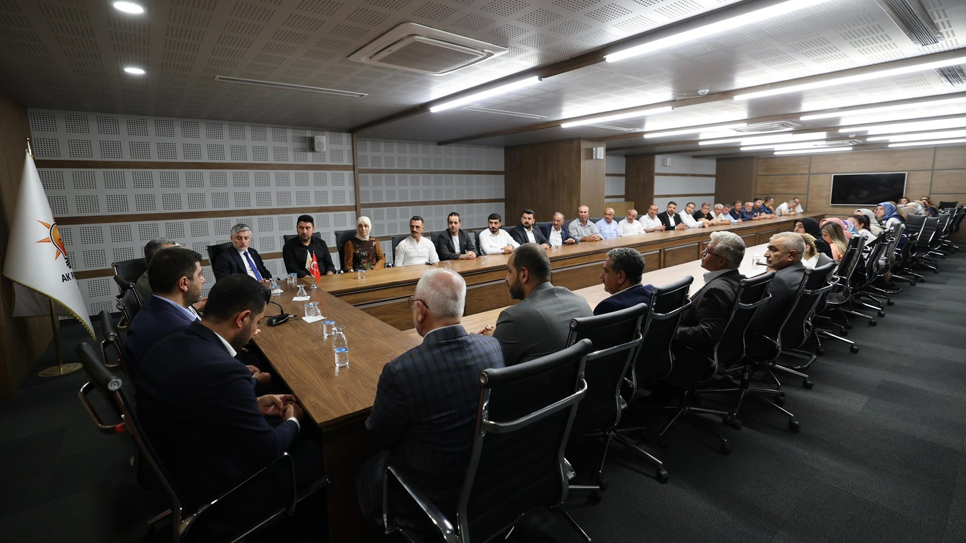 Çalışma ve Sosyal Güvenlik Bakanı Vedat Işıkhan, çeşitli temaslarda bulunmak ve “Mardin İş Dünyası İstişare Toplantısı”na katılmak üzere Mardin’e gitti.