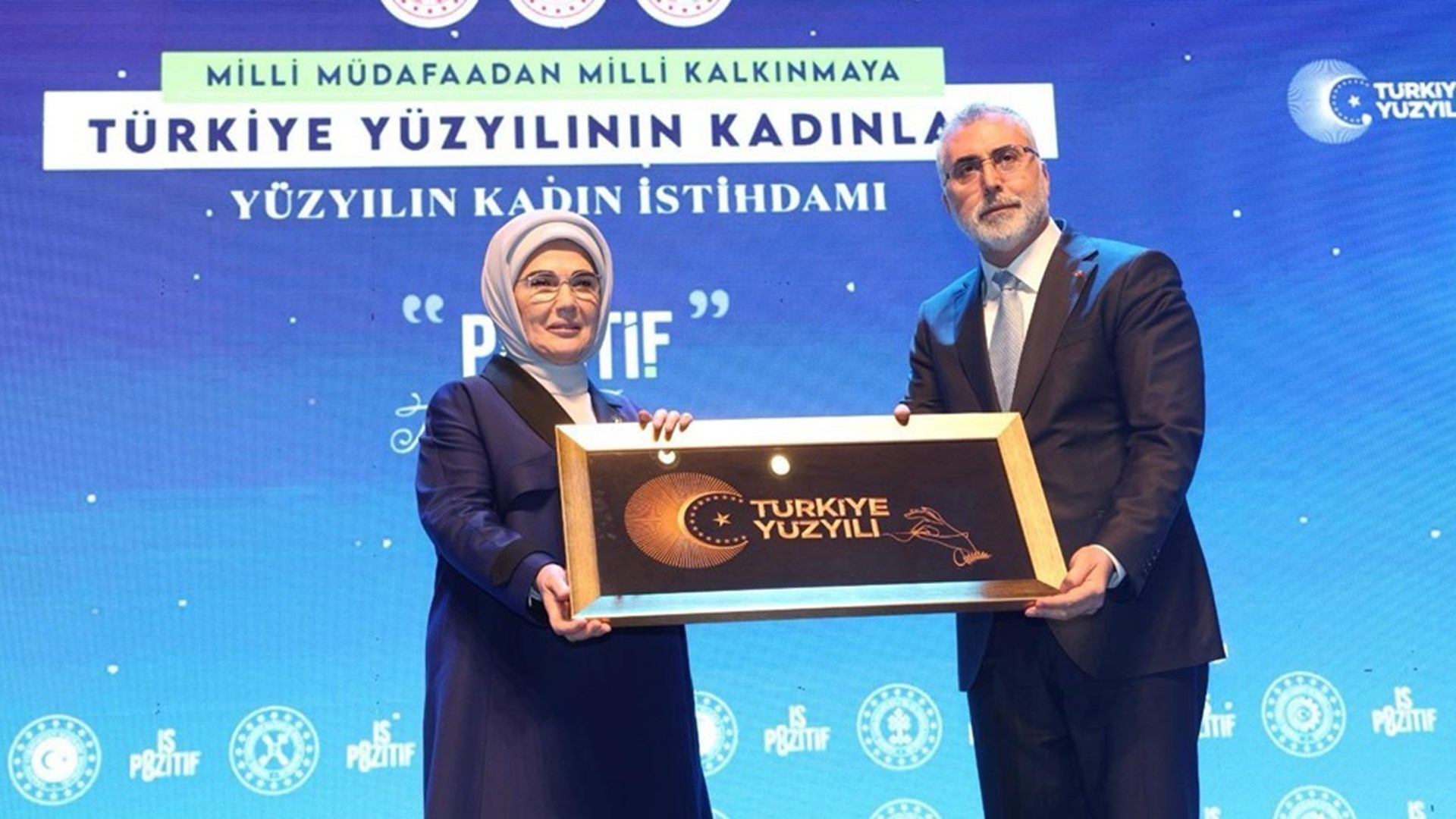 Çalışma ve Sosyal Güvenlik Bakanı Prof. Dr. Vedat Işıkhan, Çalışma ve Sosyal Güvenlik Bakanlığı tarafından Cumhurbaşkanı Recep Tayyip Erdoğan’ın Eşi Emine Erdoğan’ın teşrifleriyle Atatürk Kültür Merkezi’nde (AKM) düzenlenen “Milli Müdafaadan Milli Kalkınmaya Türkiye Yüzyılı’ nın Kadınları Yüzyılın Kadın İstihdamı İş-Pozitif Tanıtım Programı” na katıldı.