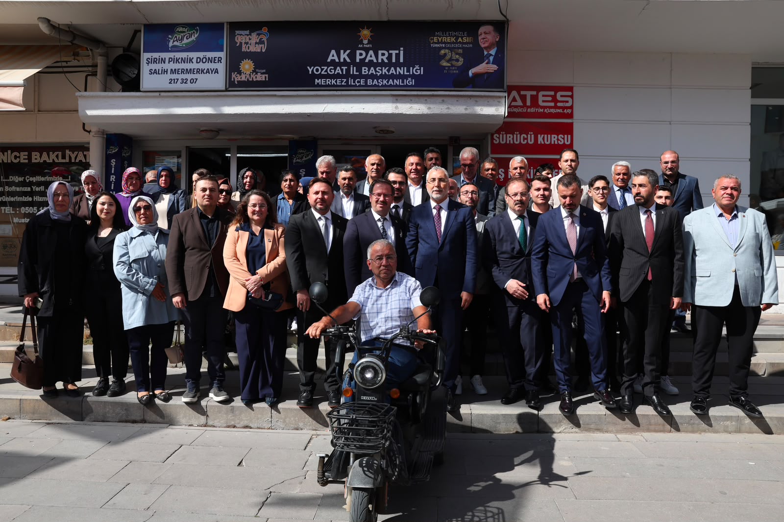 Çalışma ve Sosyal Güvenlik Bakanı Prof. Dr. Vedat Işıkhan, çeşitli ziyaretlerde bulunmak ve programlara katılmak üzere Yozgat’a gitti.