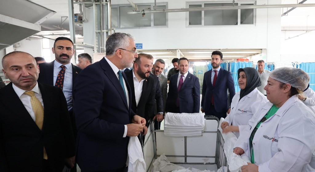 Çalışma ve Sosyal Güvenlik Bakanı Prof. Dr. Vedat Işıkhan, çeşitli temaslarda bulunmak ve programlara katılmak üzere İstanbul’a gitti.