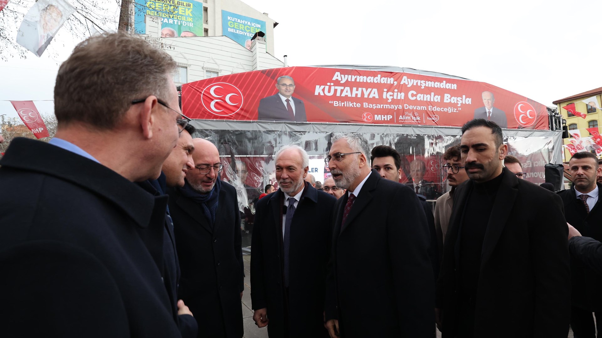 Çalışma ve Sosyal Güvenlik Bakanı Prof. Dr. Vedat Işıkhan, çeşitli temaslarda bulunmak ve programlara katılmak üzere Kütahya’ya gitti.