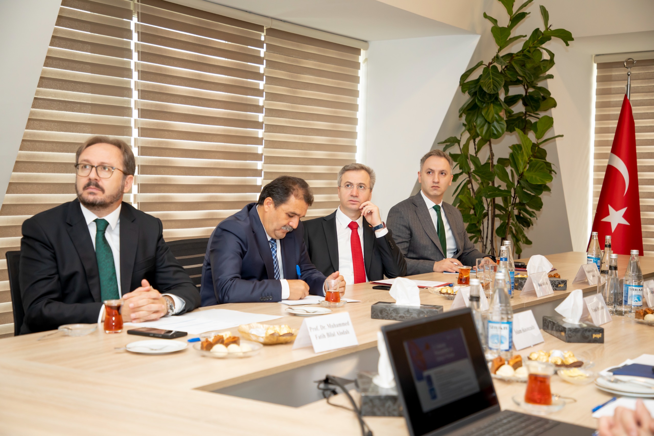 Azerbaycan'a gerçekleştirilen çalışma ziyaretinin 24 Eylül 2025 tarihli programında, iş müfettişliği faaliyetlerinin dijitalleştirilmesi ve iş gücünün korunması alanındaki güncel konular üzerine odaklanan toplantılar düzenlendi. Rehberlik ve Teftiş Başkanımız Bekir Aktürk ve beraberindeki heyet, Azerbaycanlı mevkidaşlarıyla tecrübe paylaşımında bulundu.