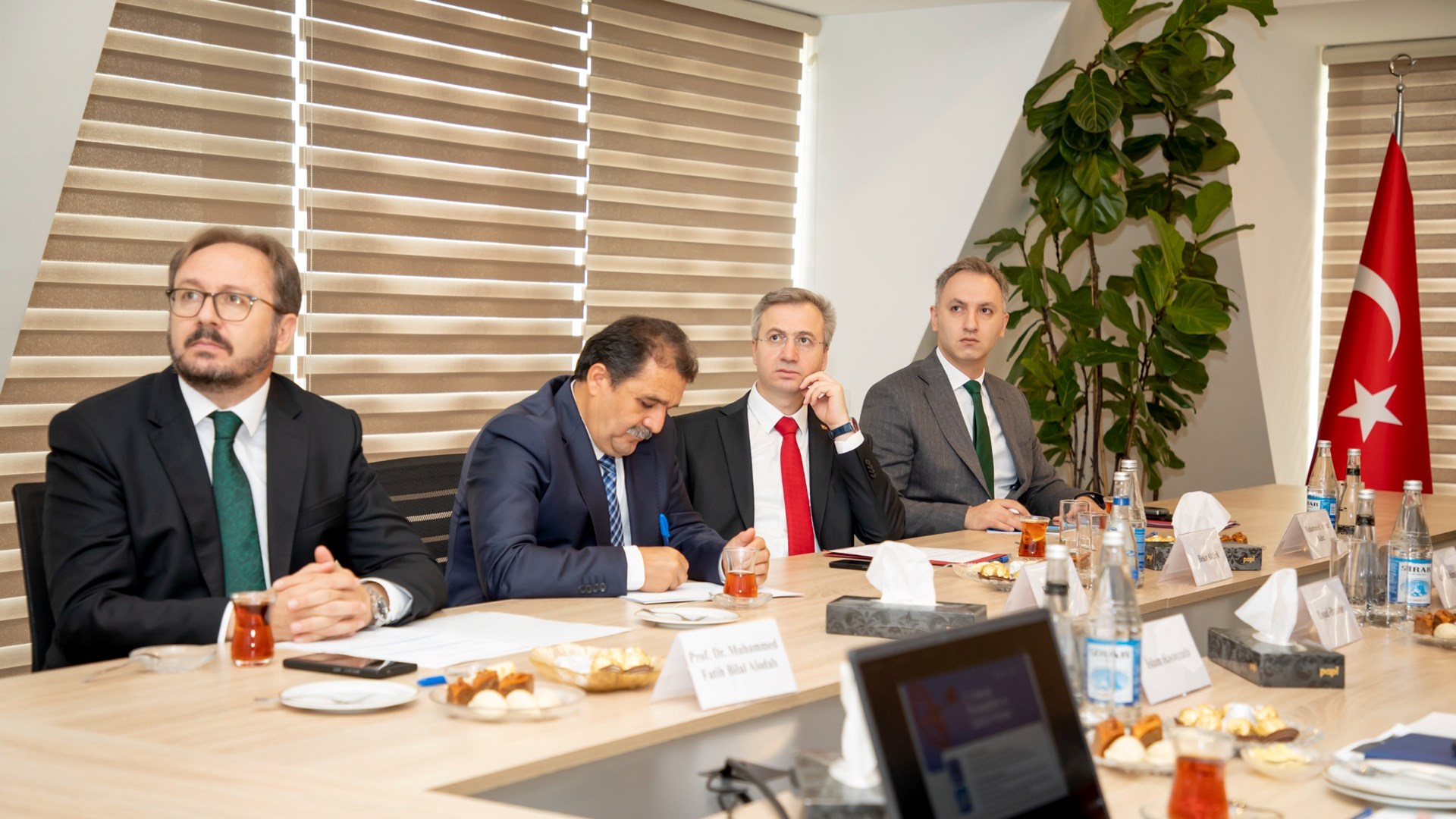 Azerbaycan'a gerçekleştirilen çalışma ziyaretinin 24 Eylül 2025 tarihli programında, iş müfettişliği faaliyetlerinin dijitalleştirilmesi ve iş gücünün korunması alanındaki güncel konular üzerine odaklanan toplantılar düzenlendi. Rehberlik ve Teftiş Başkanımız Bekir Aktürk ve beraberindeki heyet, Azerbaycanlı mevkidaşlarıyla tecrübe paylaşımında bulundu.