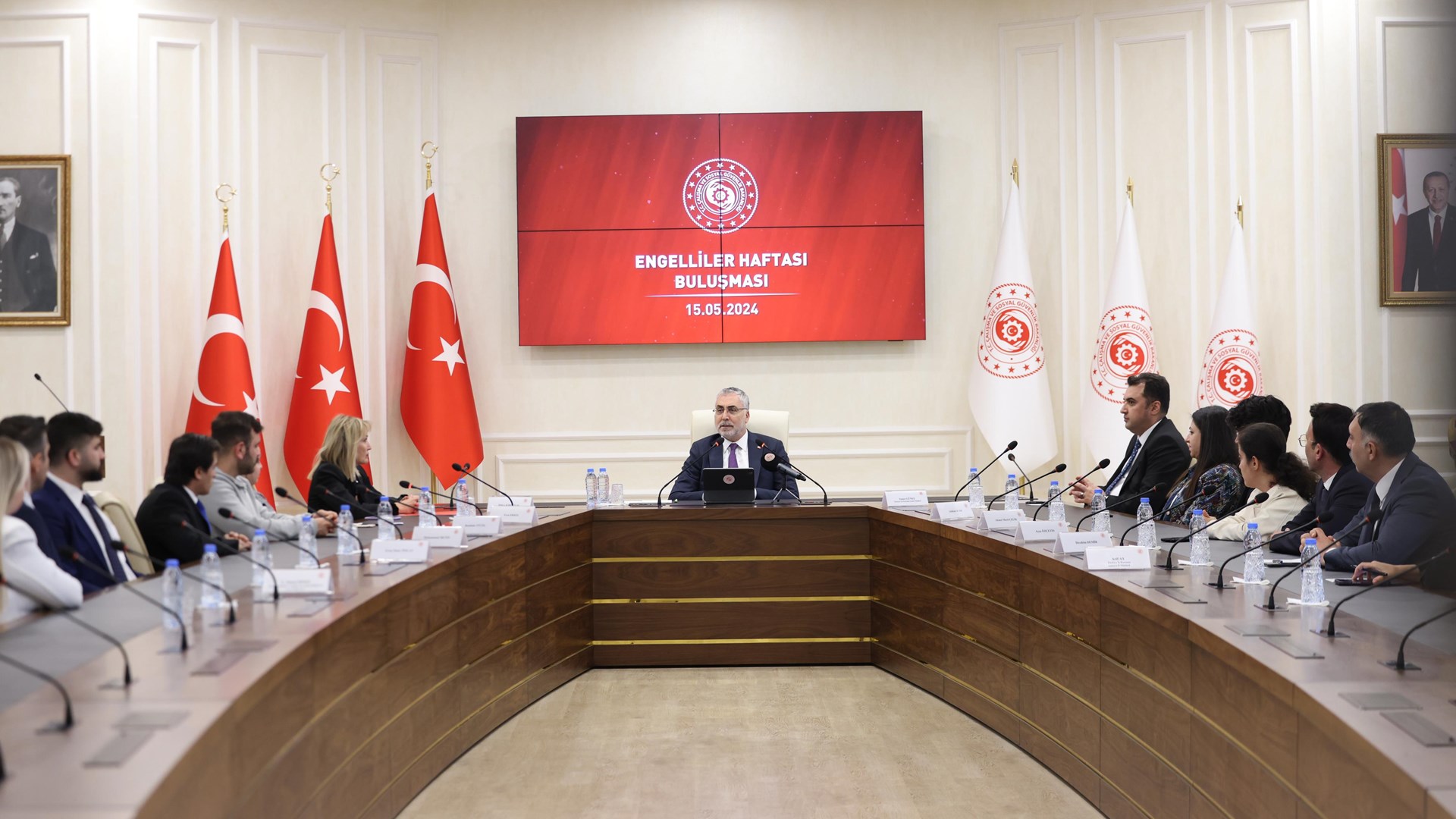 Çalışma ve Sosyal Güvenlik Bakanı Prof. Dr. Vedat Işıkhan, Çalışma ve Sosyal Güvenlik Bakanlığı Reşat Moralı Toplantı Salonu’nda SERÇEV (Serebral Palsili Çocuklar Derneği) ve İŞKUR’dan yararlanan engelli bireylerle bir araya geldi.